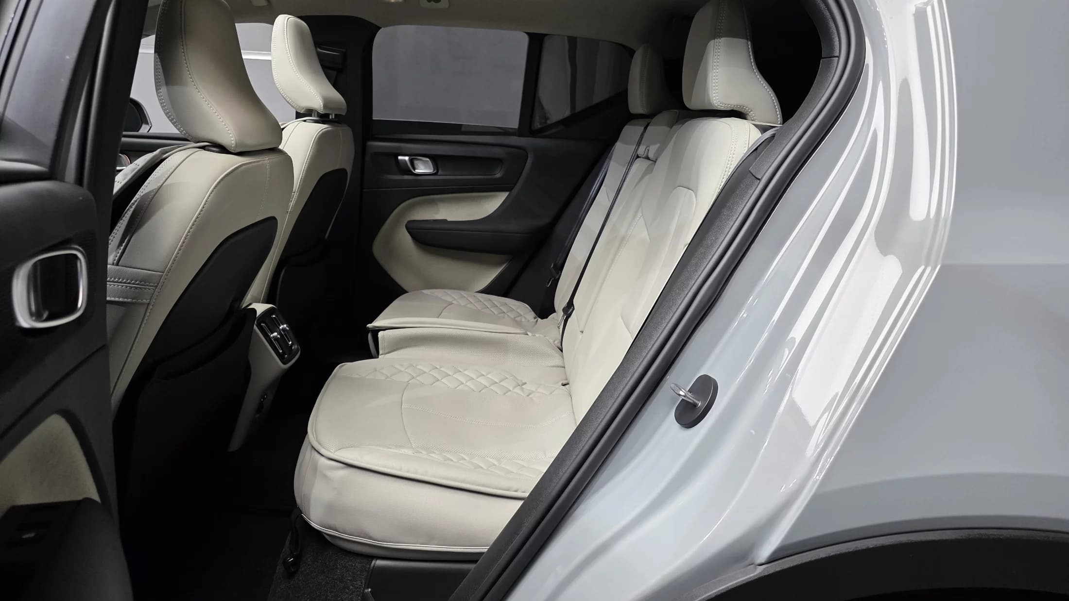 Volvo XC40 B4 Ultra Bright, 2024 г. 9824 км. — фото 12