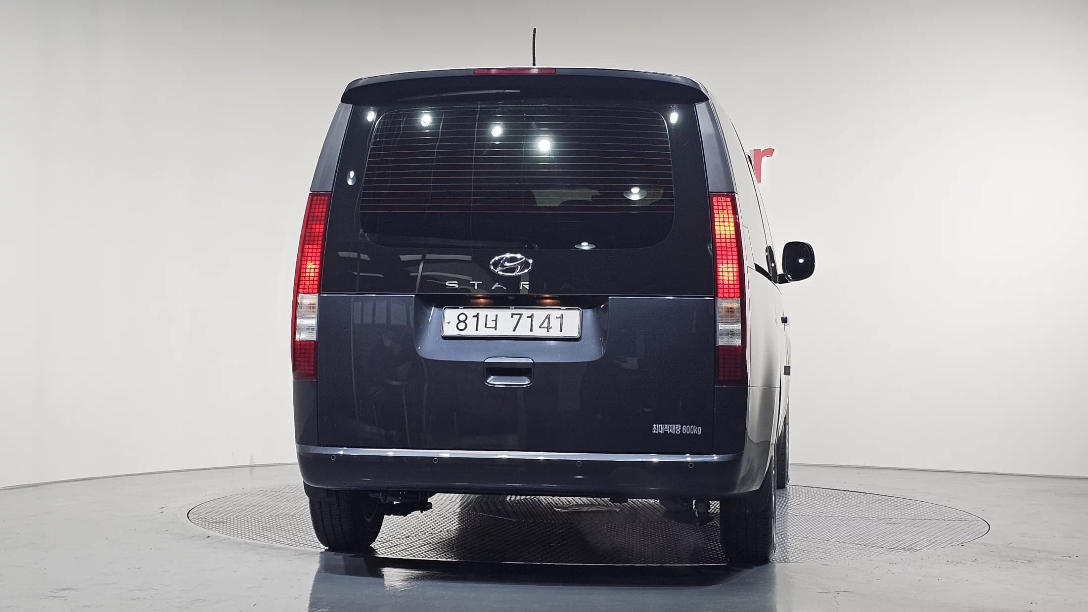 Hyundai Staria L3.5 Cargo 5-Seater Modern, 2021 г. 62266 км. — фото 3