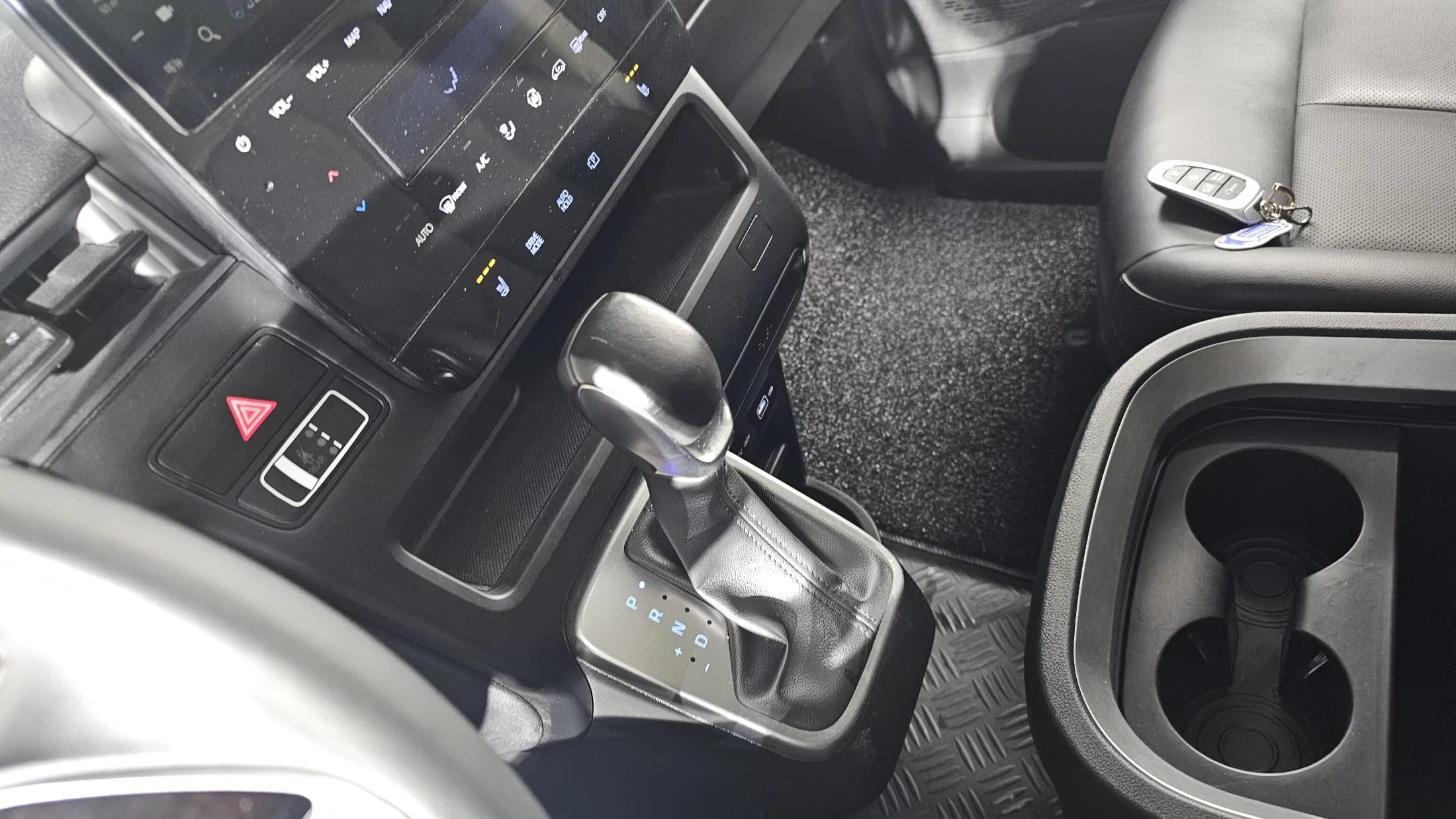 Hyundai Staria L3.5 Cargo 5-Seater Modern, 2021 г. 62266 км. — фото 8