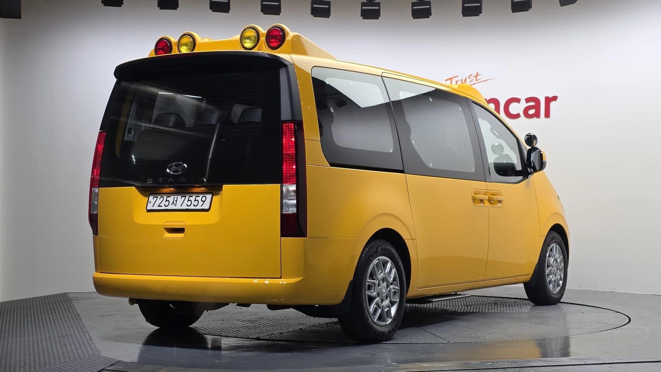 Hyundai Staria L3.5 어린이보호차 11-Seater, 2023 г. 12160 км. — фото 2