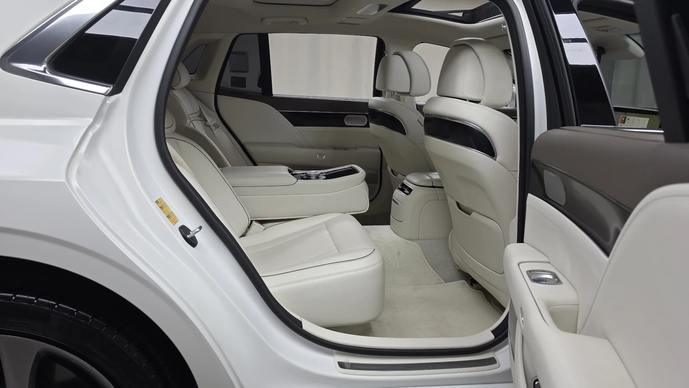 Genesis G90 Gasoline 3.5 Turbo AWD, 2022 г. 79540 км. — фото 12