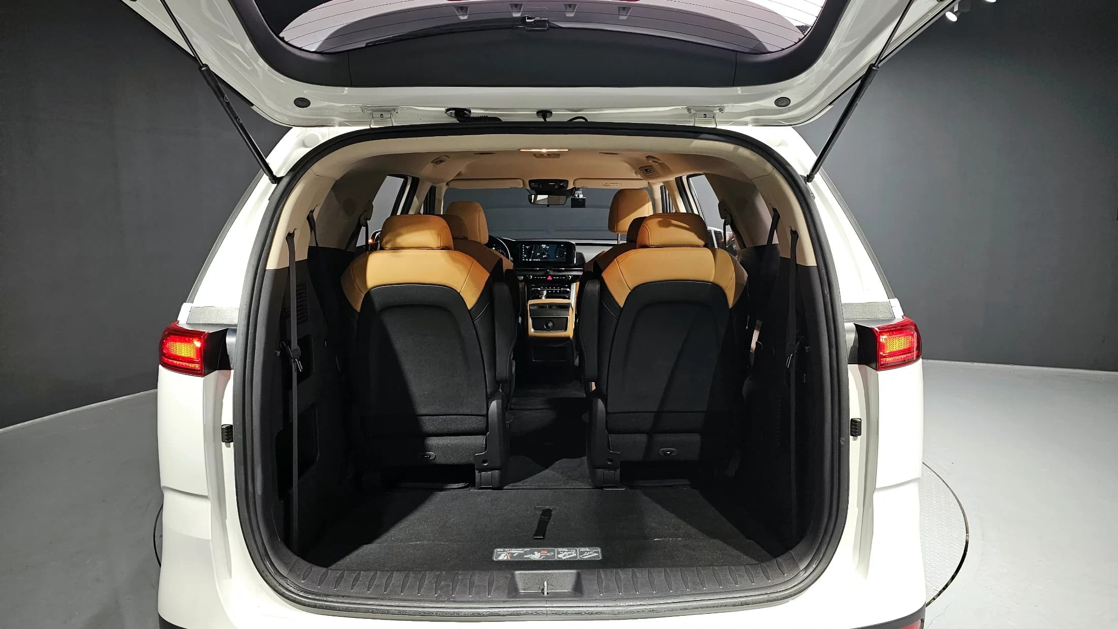 Kia Carnival 9-Seater Prestige, 2022 г. 63179 км. — фото 20