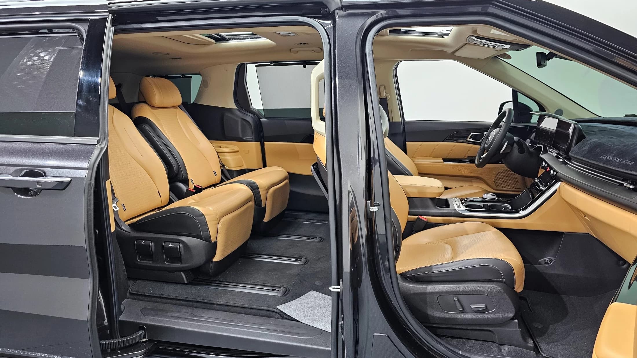 Kia Carnival 7-Seater Signature, 2021 г. 71954 км. — фото 11