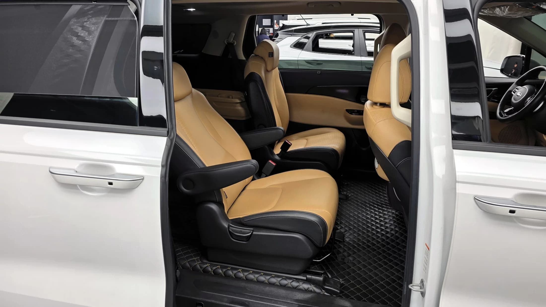 Kia Carnival 9-Seater Signature, 2021 г. 50272 км. — фото 12