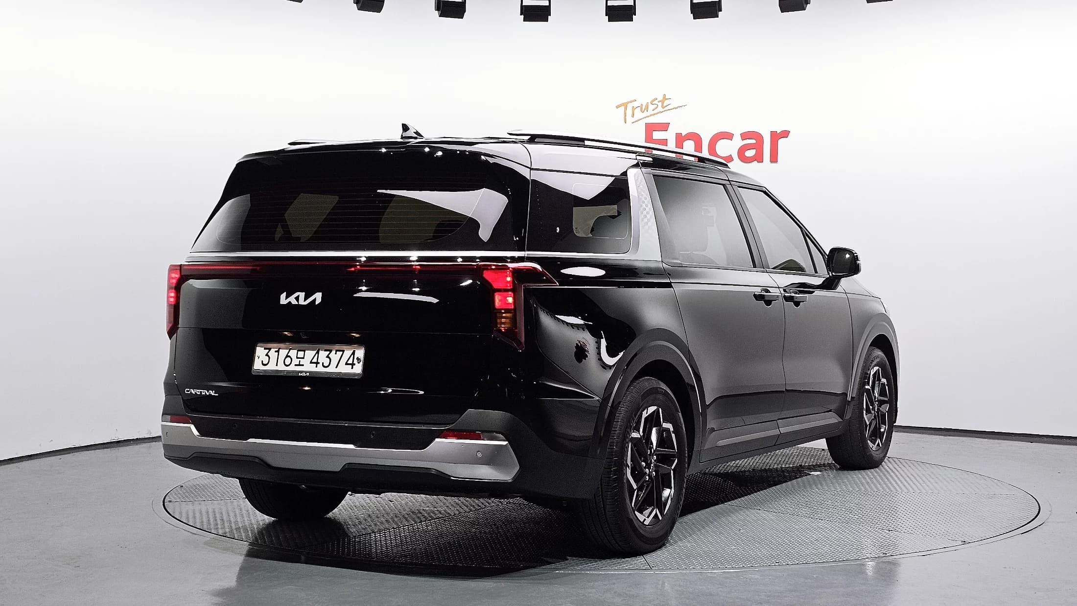 Kia Carnival 9-Seater Prestige, 2024 г. 67779 км. — фото 2