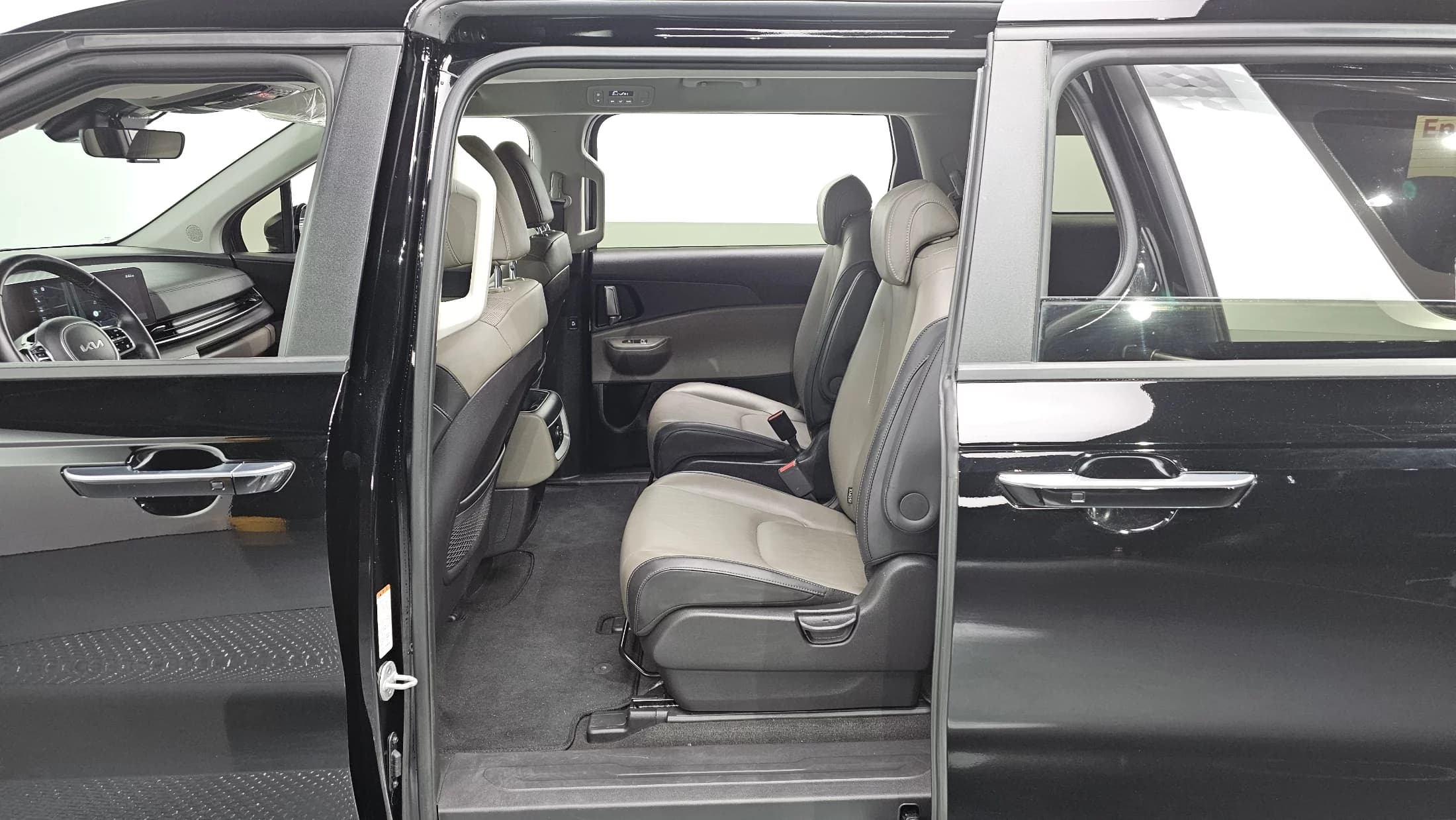 Kia Carnival 9-Seater Prestige, 2024 г. 67779 км. — фото 11