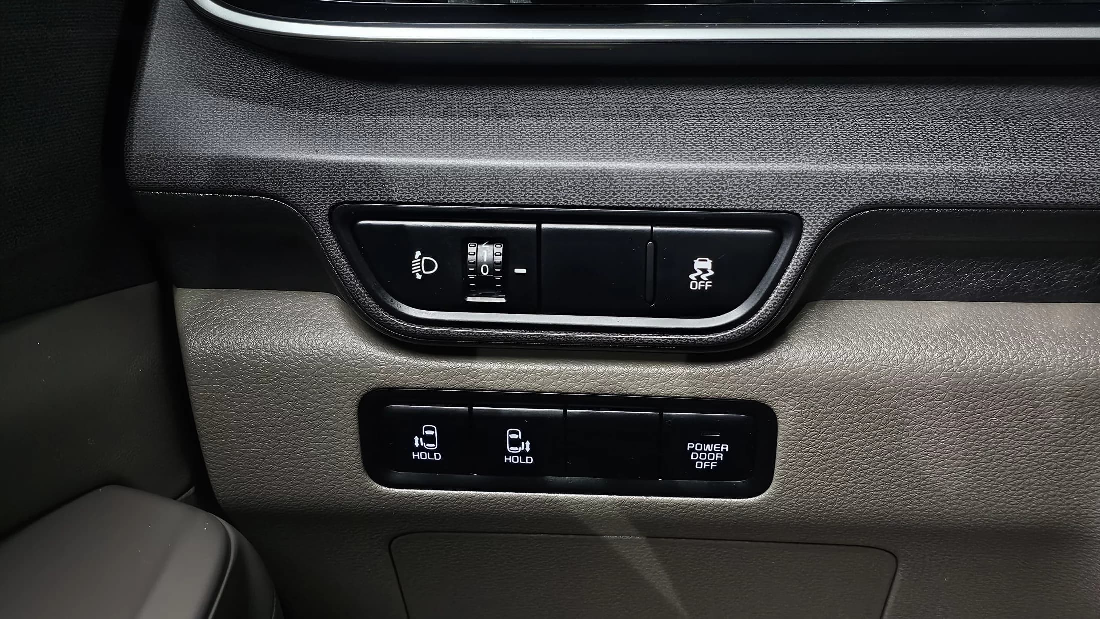Kia Carnival 9-Seater Prestige, 2024 г. 67779 км. — фото 13