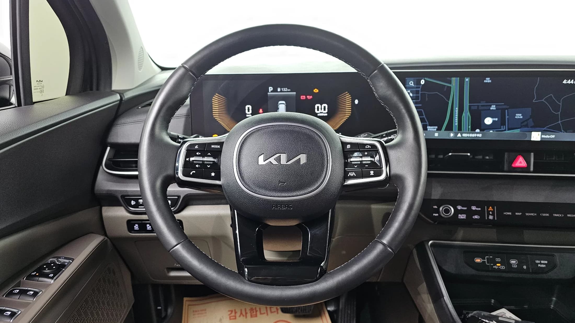 Kia Carnival 9-Seater Prestige, 2024 г. 67779 км. — фото 15