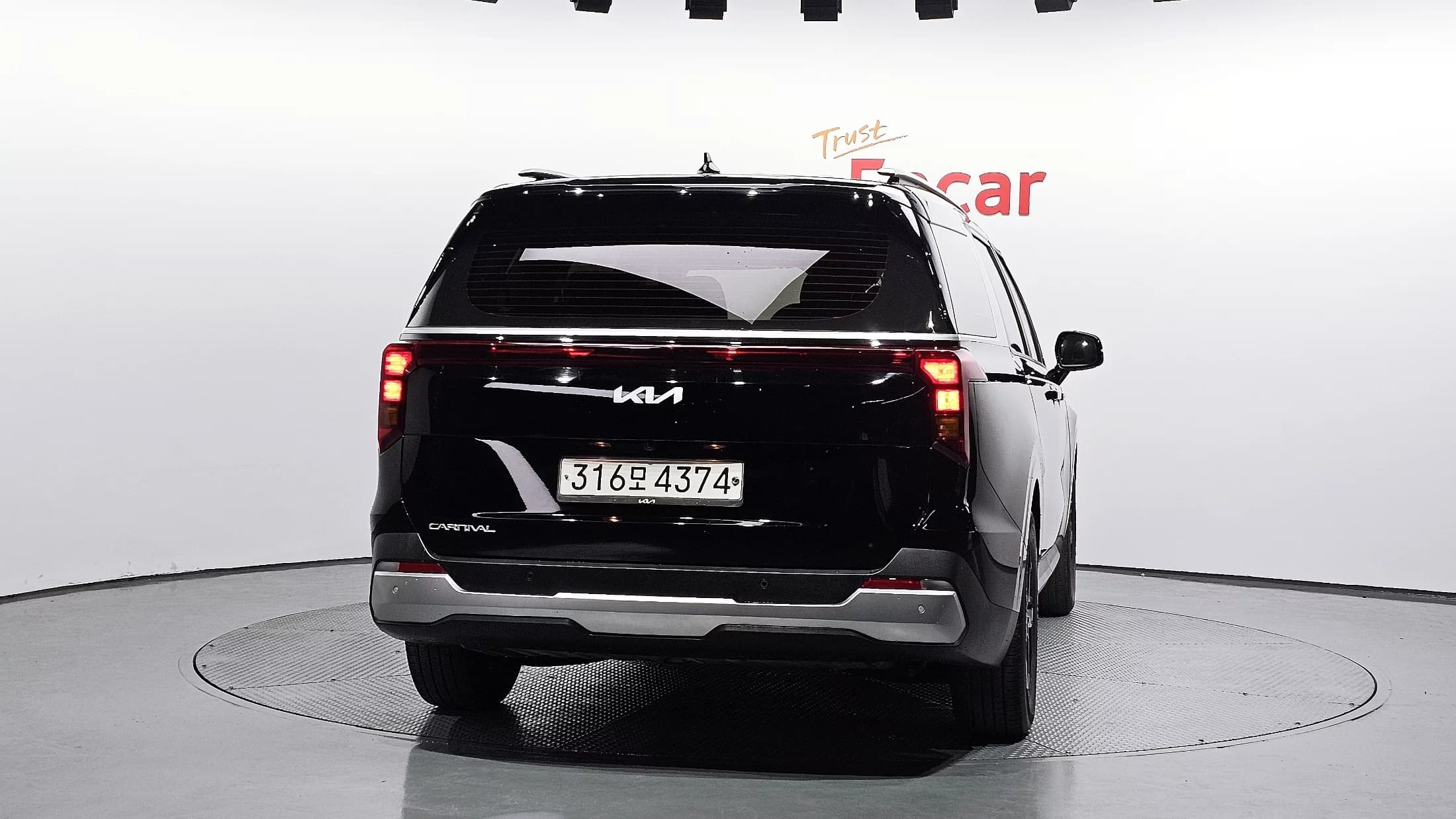 Kia Carnival 9-Seater Prestige, 2024 г. 67779 км. — фото 4