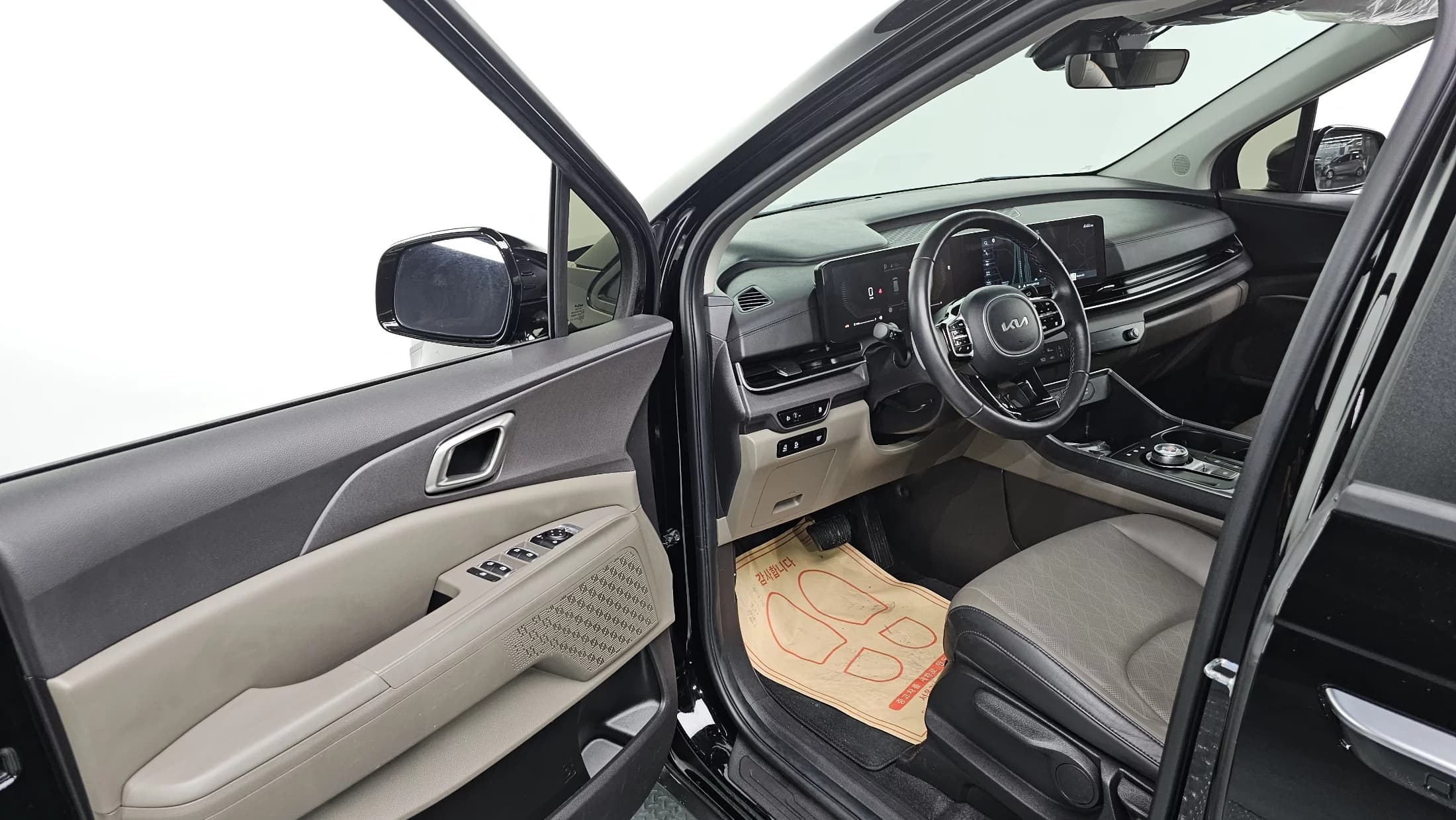 Kia Carnival 9-Seater Prestige, 2024 г. 67779 км. — фото 10