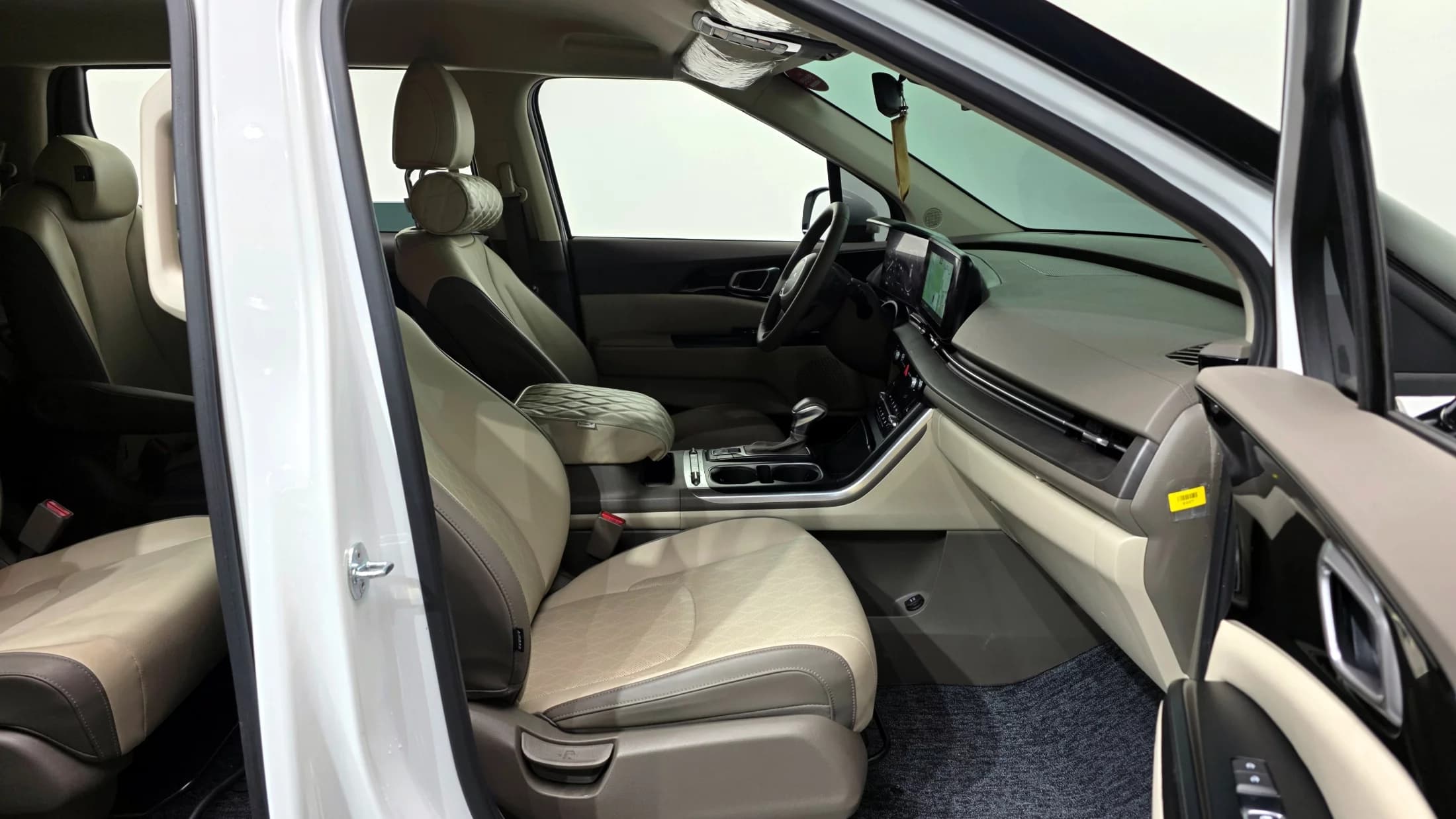 Kia Carnival 9-Seater Prestige, 2022 г. 48001 км. — фото 11