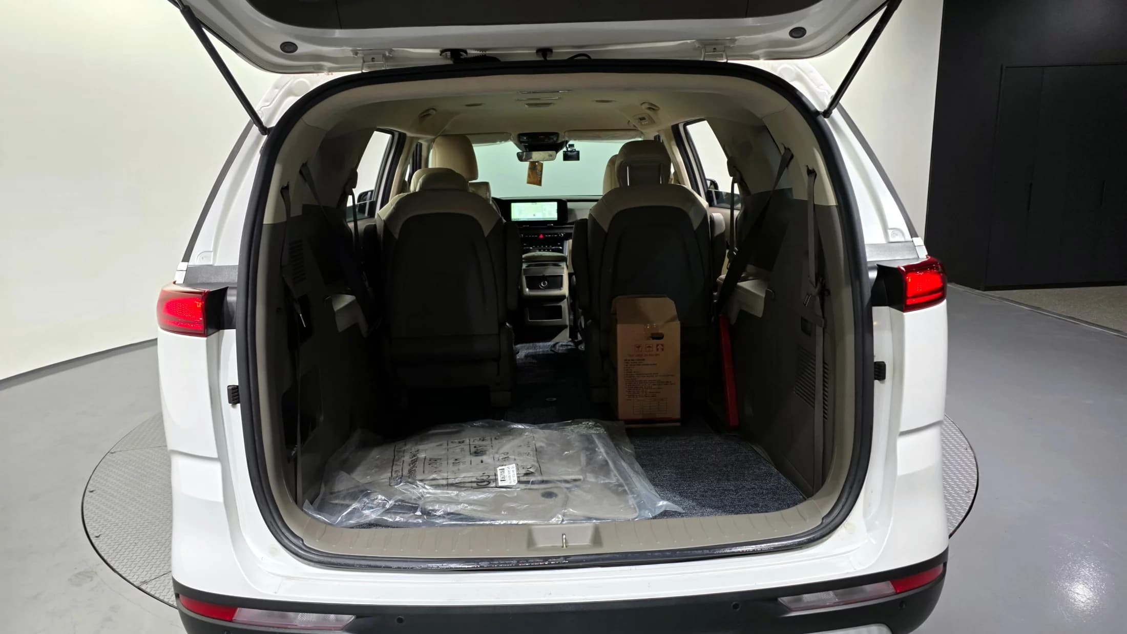 Kia Carnival 9-Seater Prestige, 2022 г. 48001 км. — фото 20