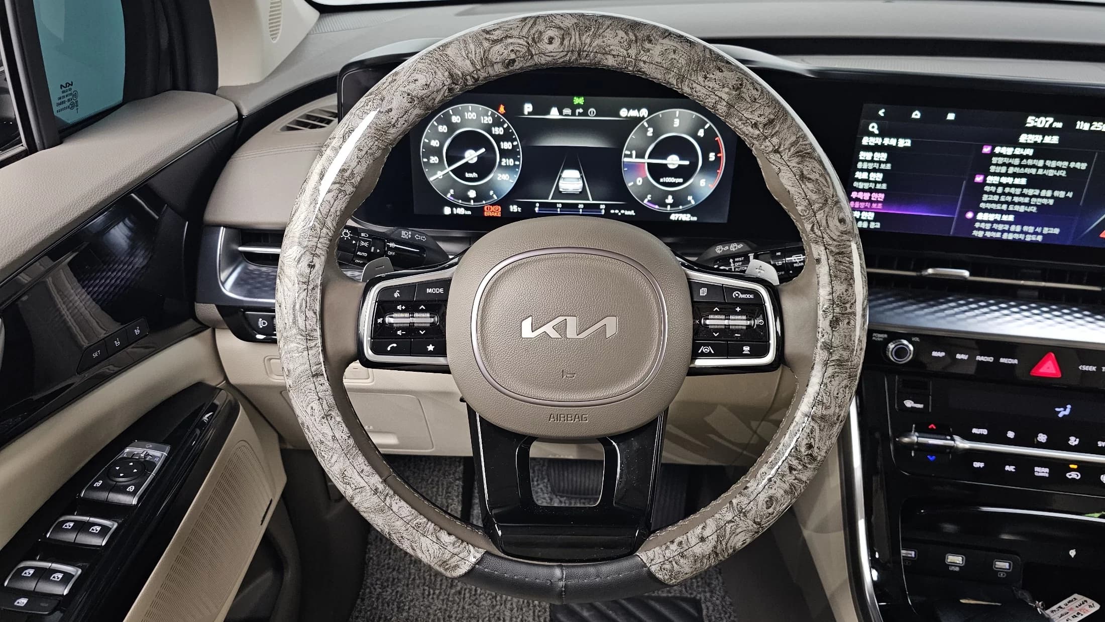 Kia Carnival 9-Seater Hi-Limousine Signature, 2021 г. 47816 км. — фото 13
