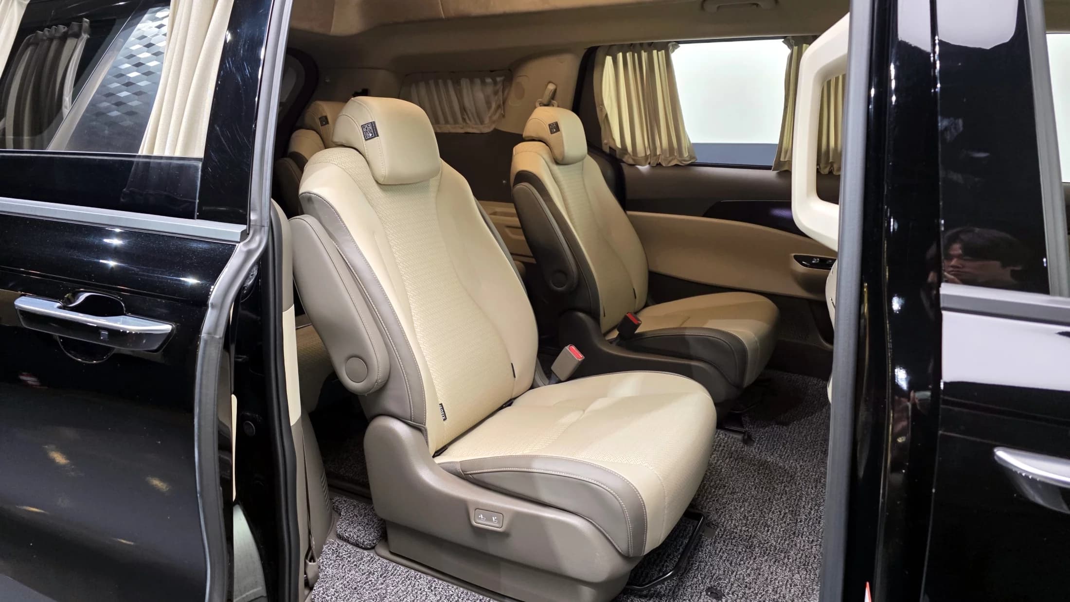 Kia Carnival Gasoline 9-Seater Hi-Limousine Signature, 2022 г. 10680 км. — фото 12