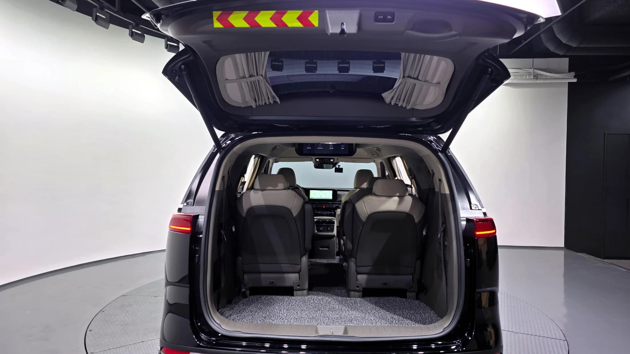 Kia Carnival Gasoline 9-Seater Hi-Limousine Signature, 2022 г. 10680 км. — фото 20