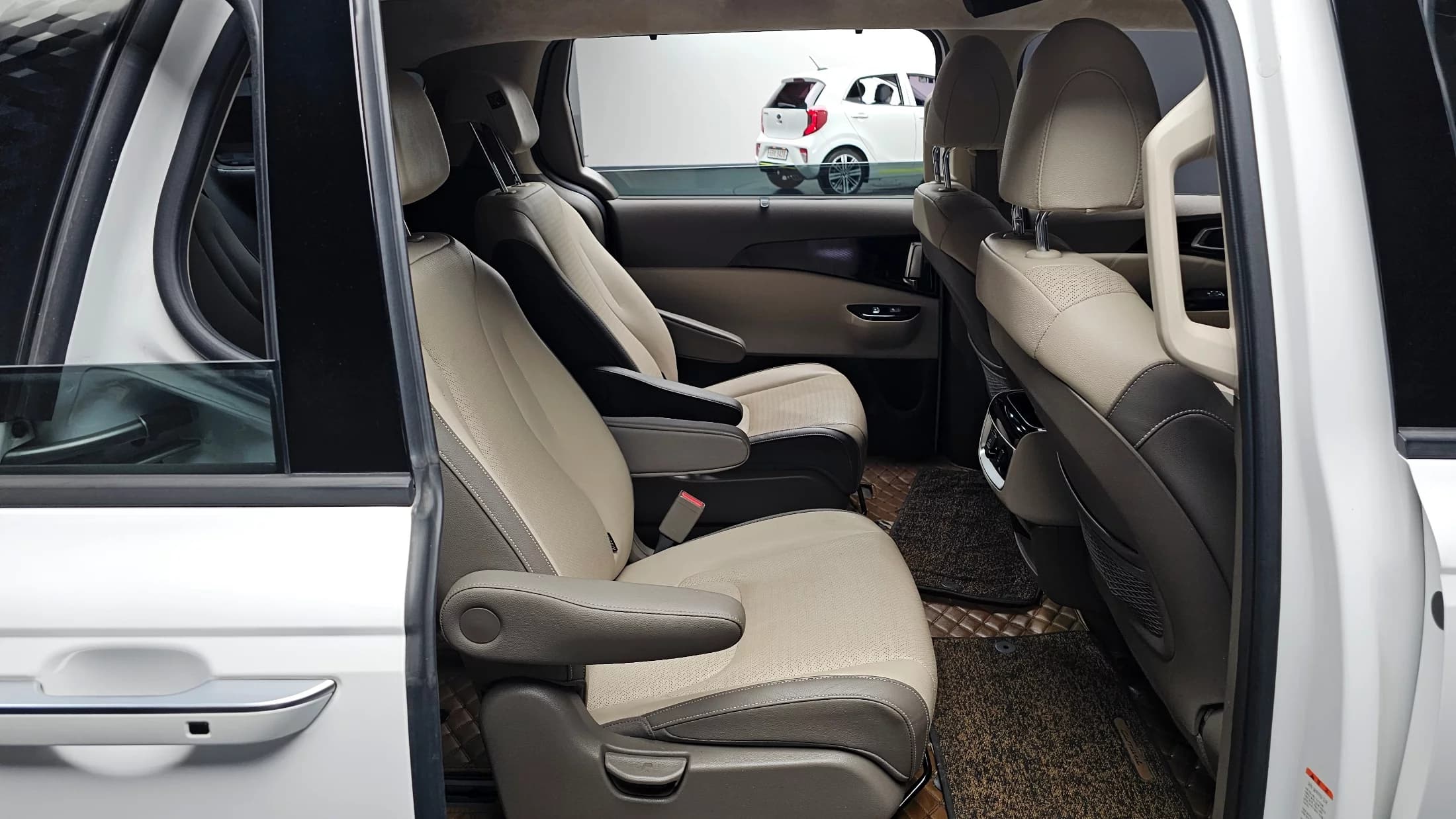 Kia Carnival 9-Seater Hi-Limousine(Special Vehicle), 2022 г. 51506 км. — фото 11