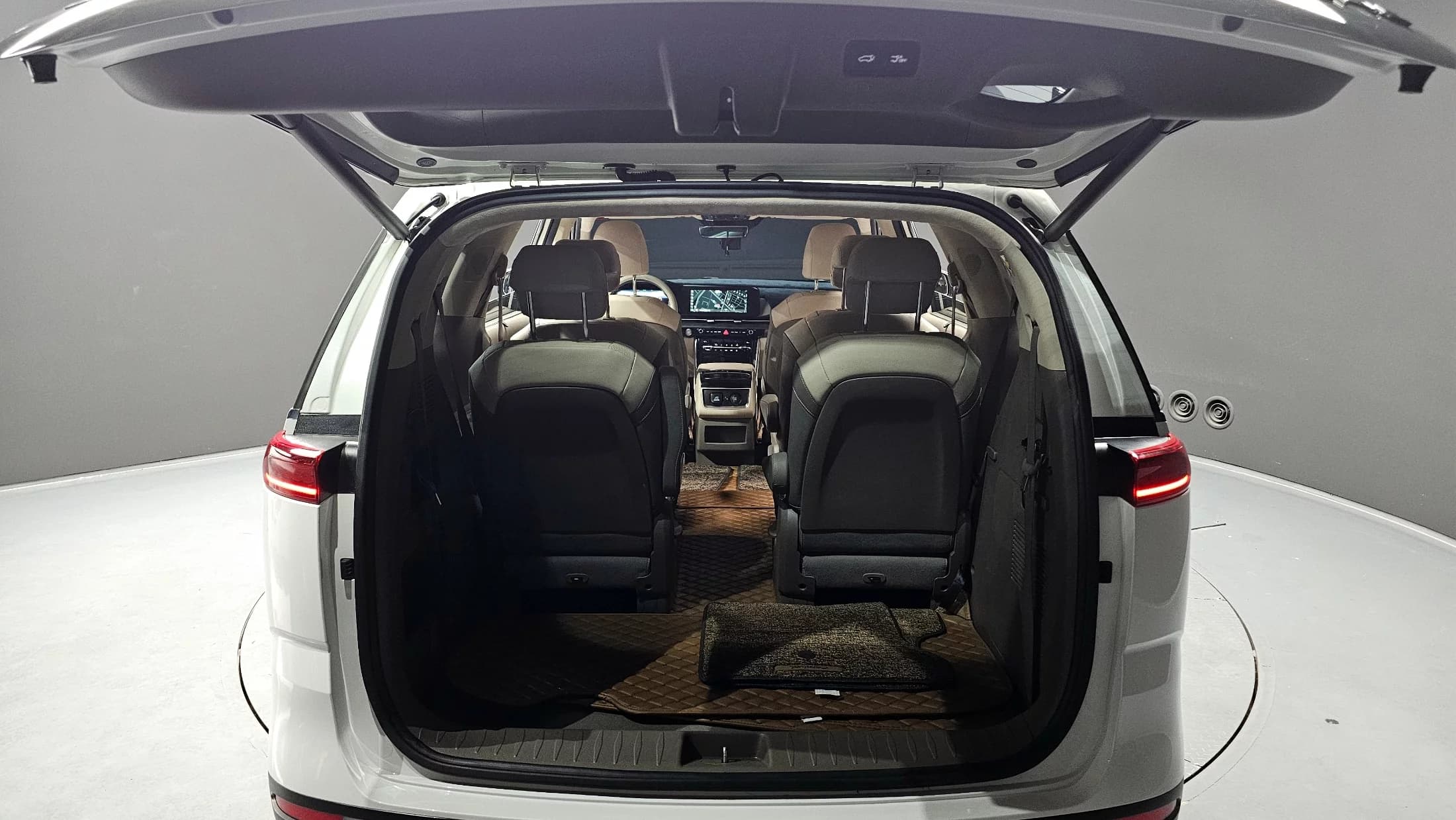 Kia Carnival 9-Seater Hi-Limousine(Special Vehicle), 2022 г. 51506 км. — фото 20