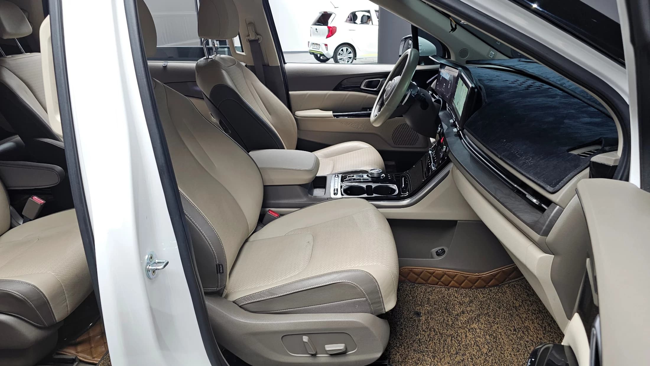 Kia Carnival 9-Seater Hi-Limousine(Special Vehicle), 2022 г. 51506 км. — фото 10