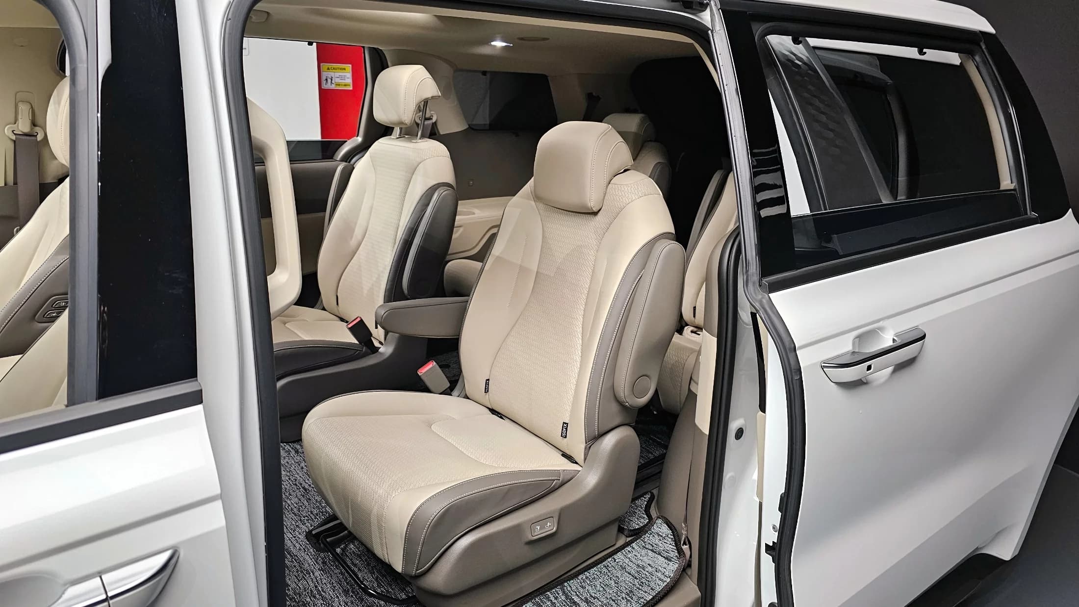 Kia Carnival Gasoline 9-Seater Signature, 2023 г. 30778 км. — фото 11