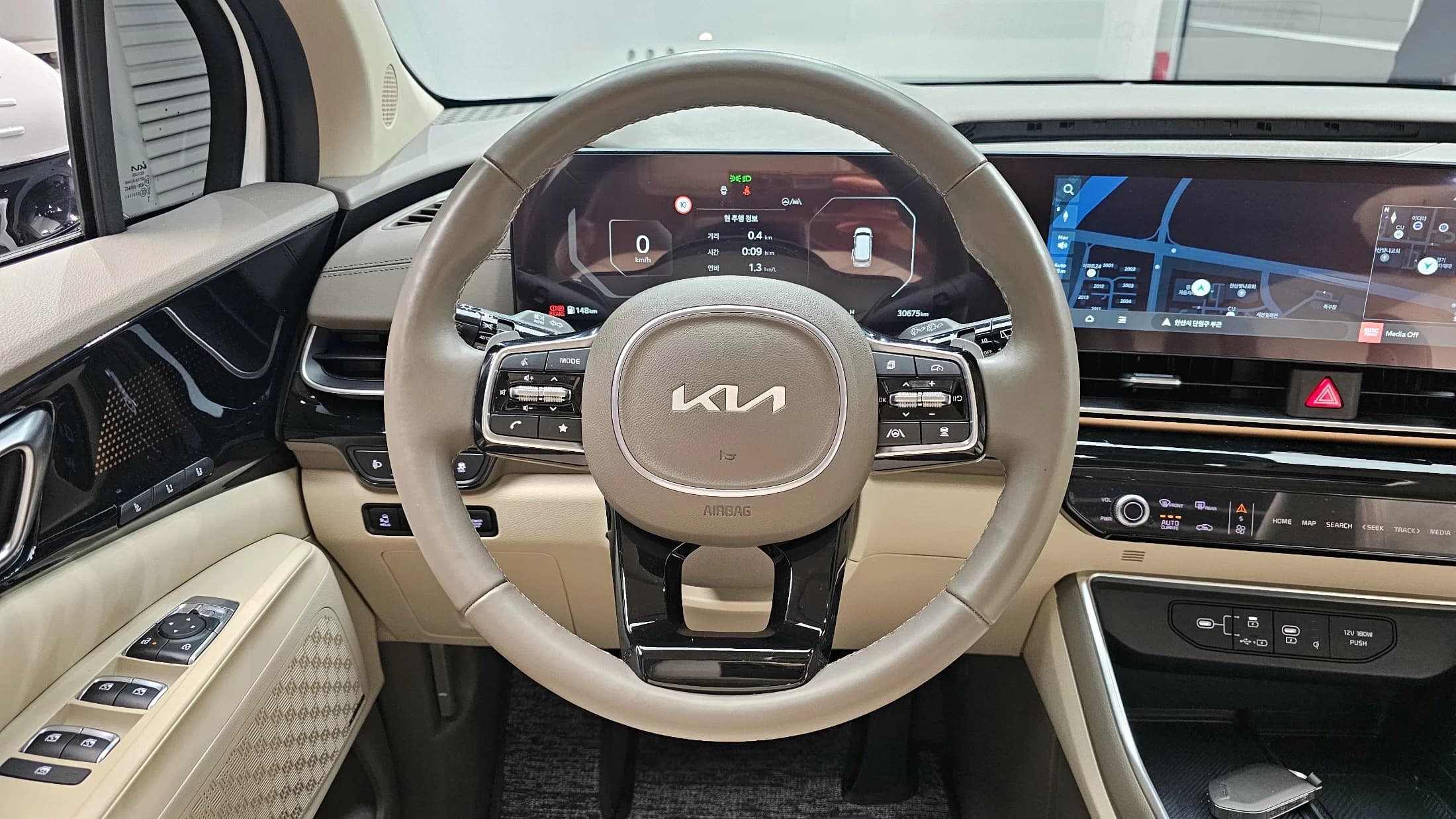 Kia Carnival Gasoline 9-Seater Signature, 2023 г. 30778 км. — фото 13