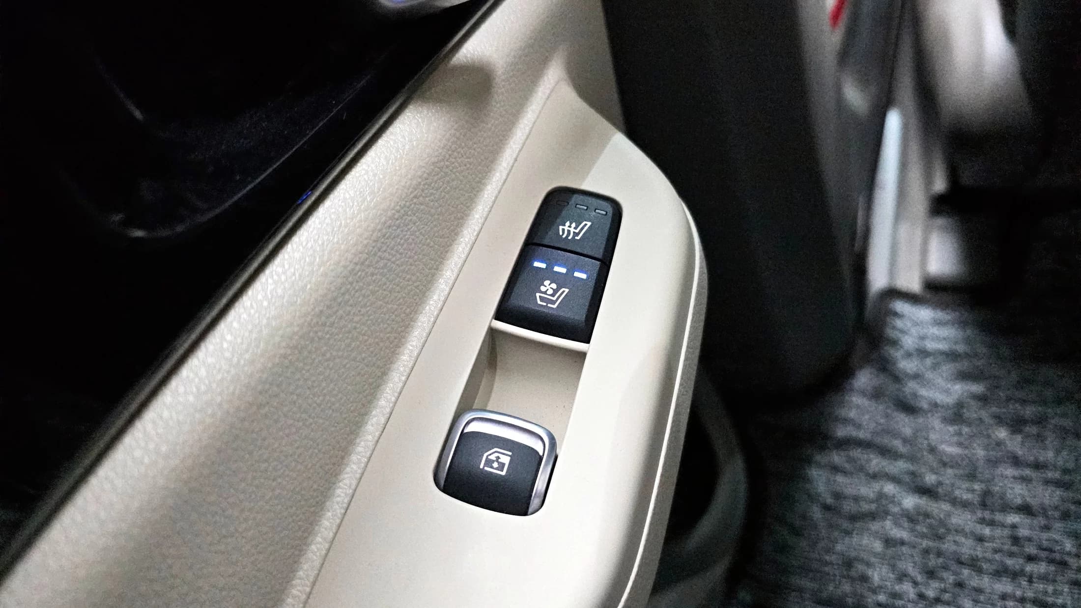 Kia Carnival Gasoline 9-Seater Signature, 2023 г. 30778 км. — фото 18