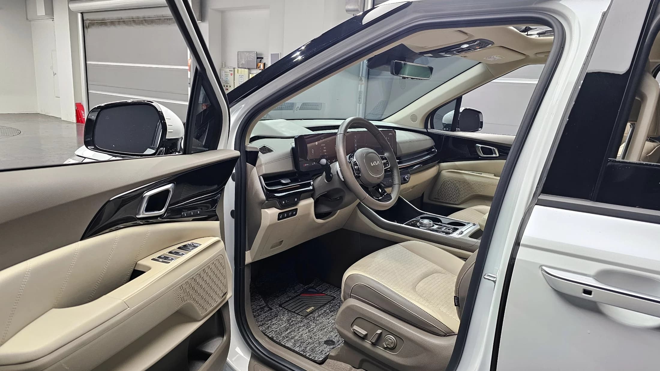 Kia Carnival Gasoline 9-Seater Signature, 2023 г. 30778 км. — фото 10