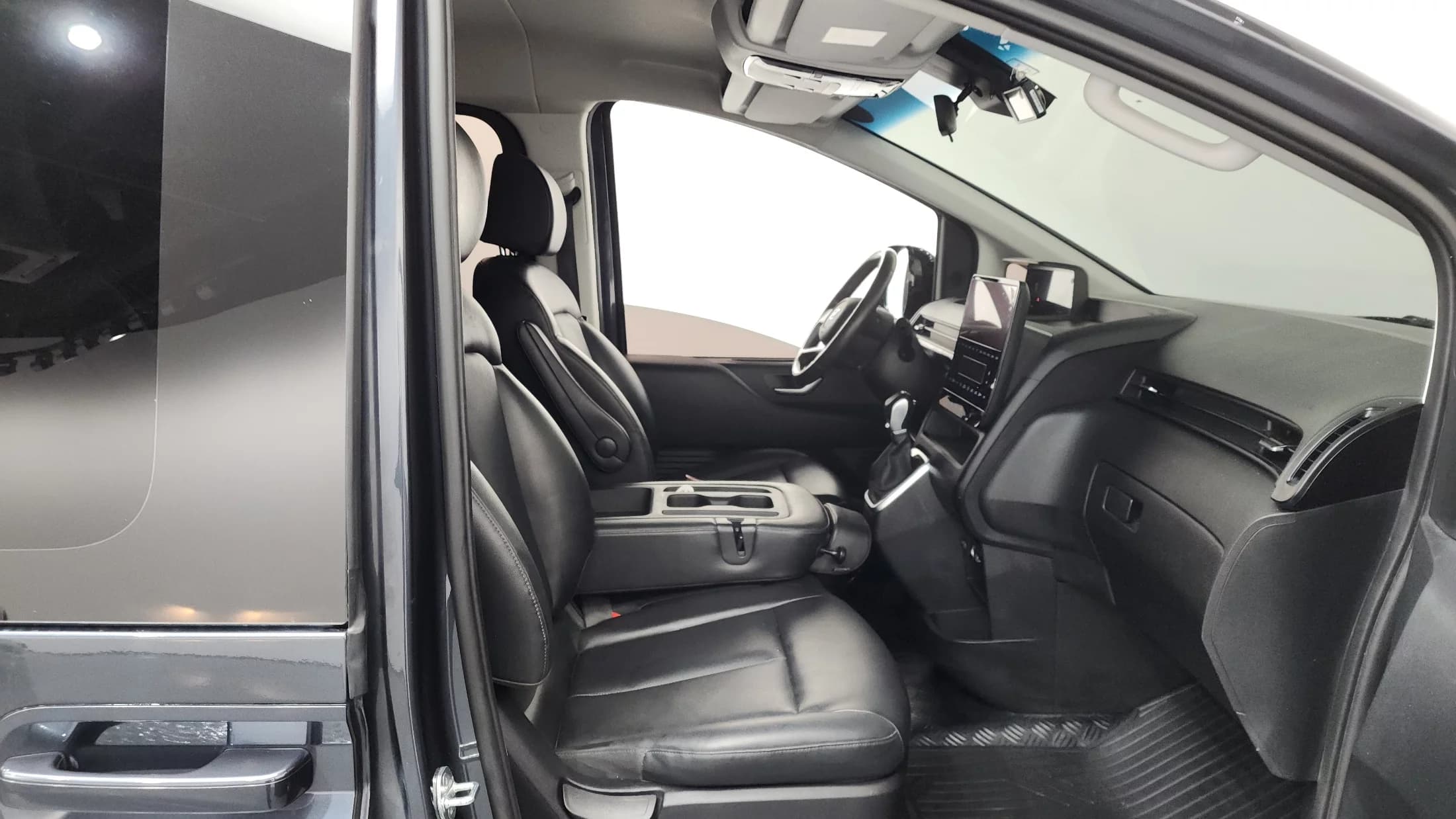Hyundai Staria Tourer 9-Seater Modern, 2021 г. 91563 км. — фото 11