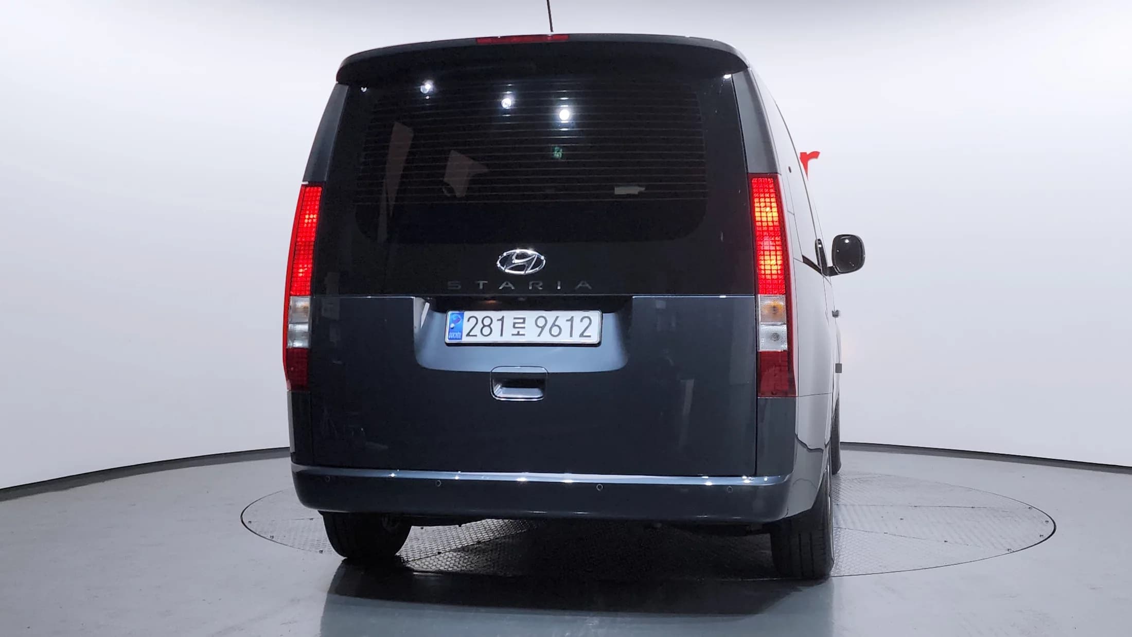 Hyundai Staria Tourer 9-Seater Modern, 2021 г. 91563 км. — фото 4