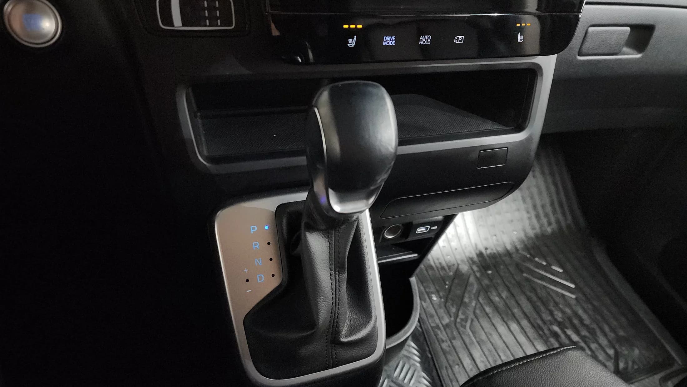 Hyundai Staria Tourer 9-Seater Modern, 2021 г. 91563 км. — фото 9