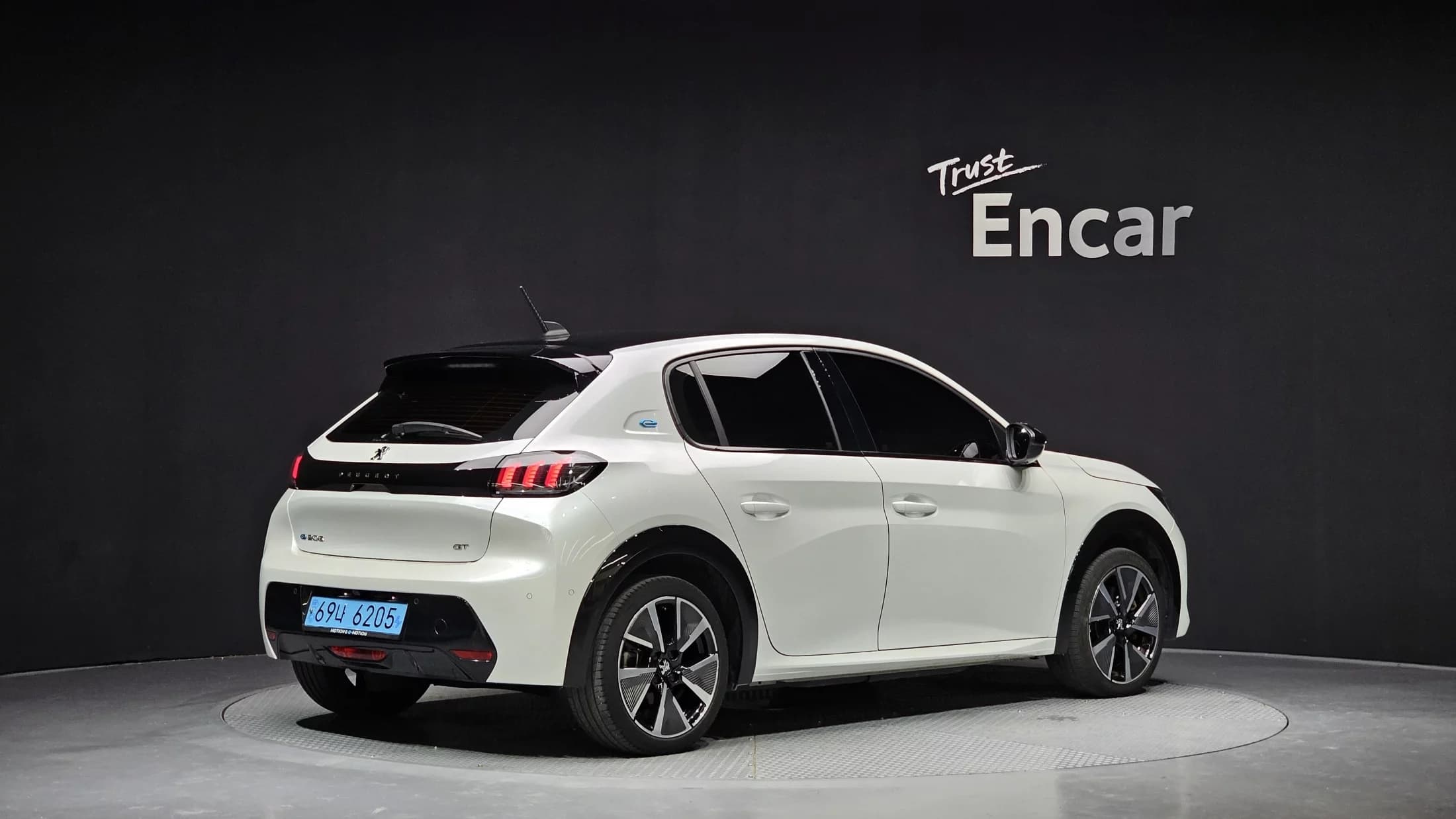 Peugeot 2008 EV GT, электромобиль, 2022 г. 48658 км. — фото 2