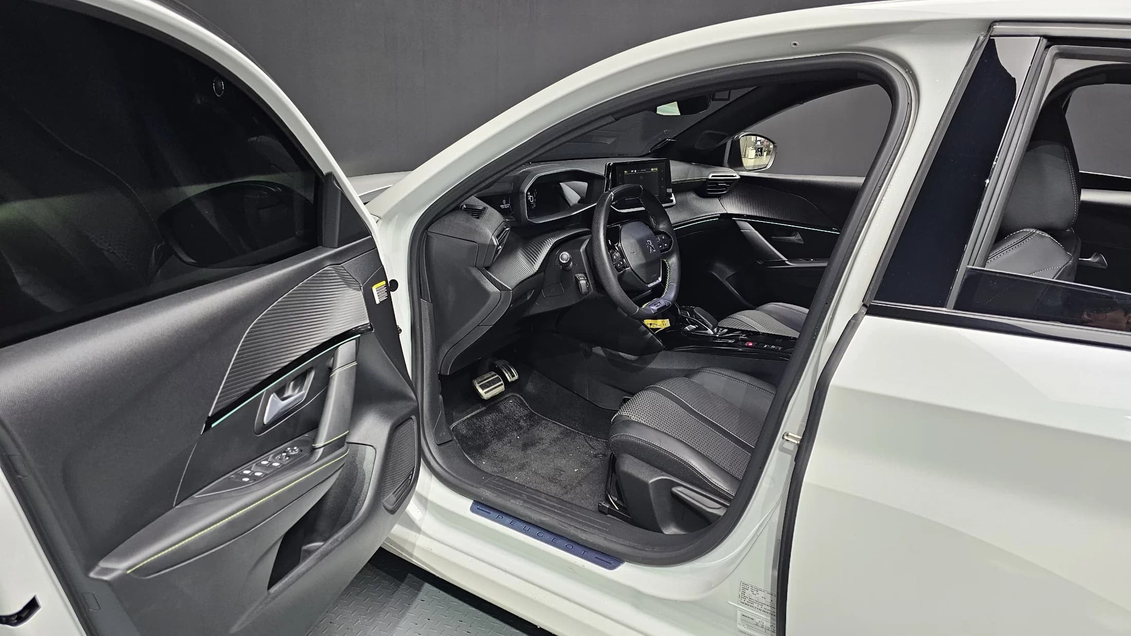 Peugeot 2008 EV GT, электромобиль, 2022 г. 48658 км. — фото 10