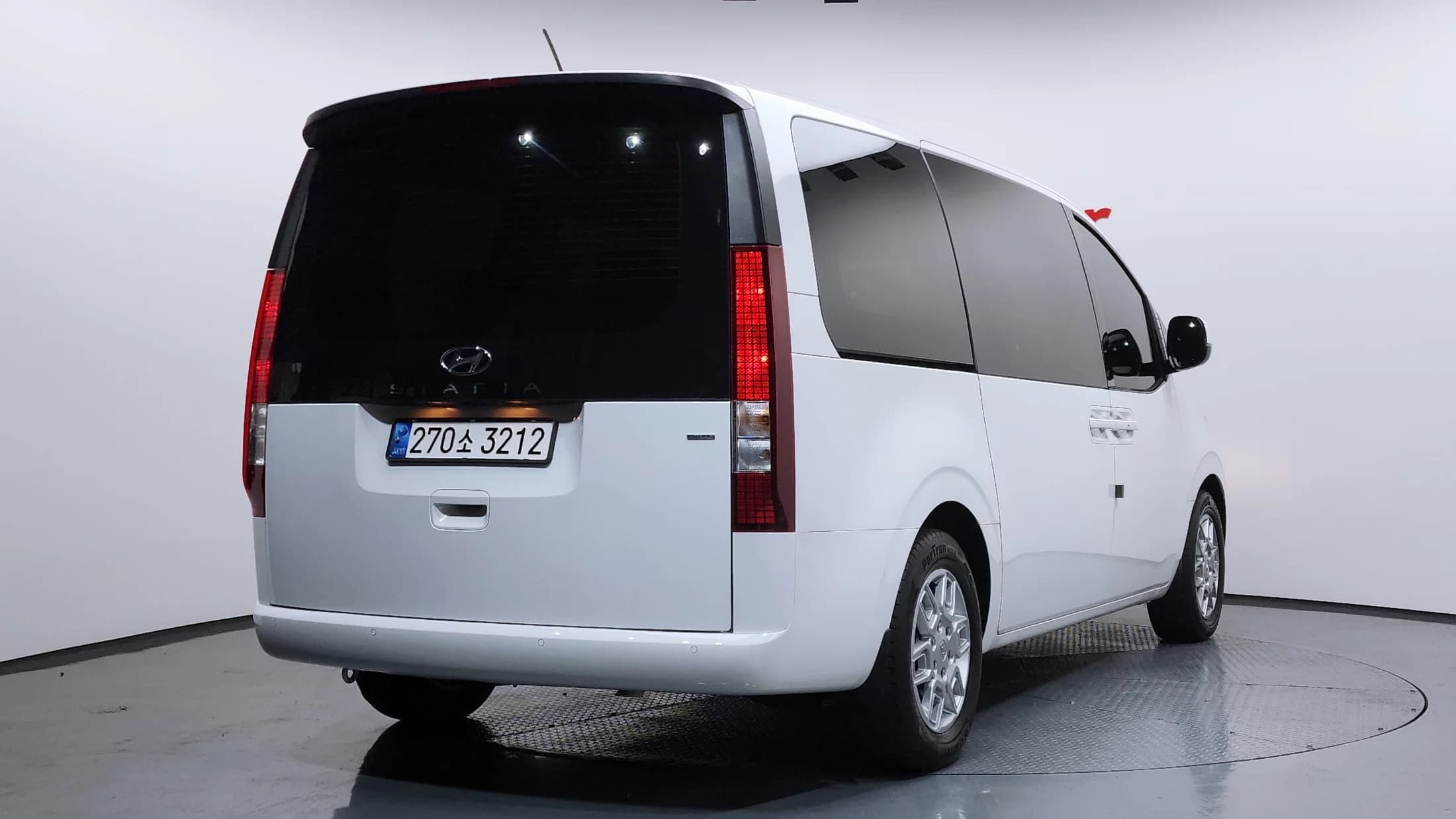 Hyundai Staria 4WD Tourer 9-Seater Modern, 2022 г. 75259 км. — фото 2