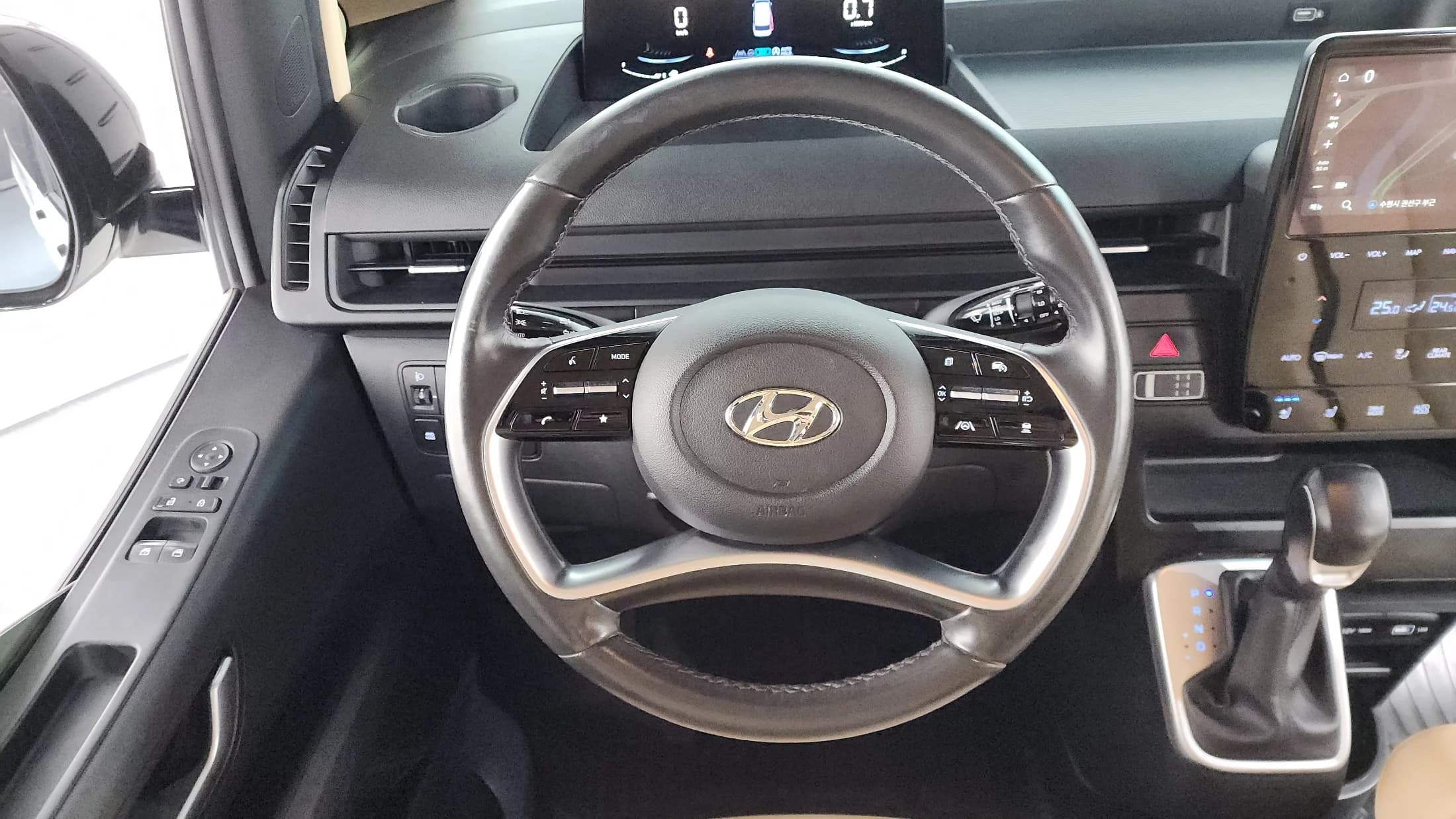 Hyundai Staria 4WD Tourer 9-Seater Modern, 2022 г. 75259 км. — фото 13
