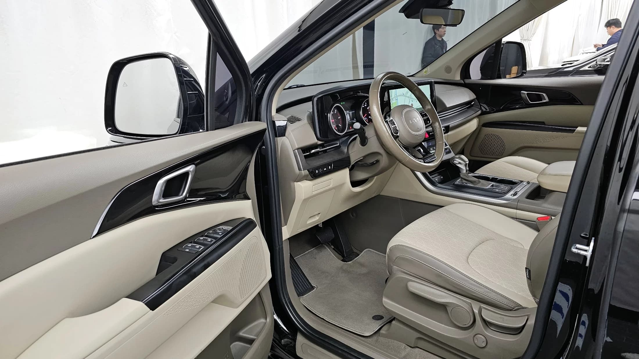 Kia Carnival 11-Seater Prestige, 2022 г. 77295 км. — фото 10
