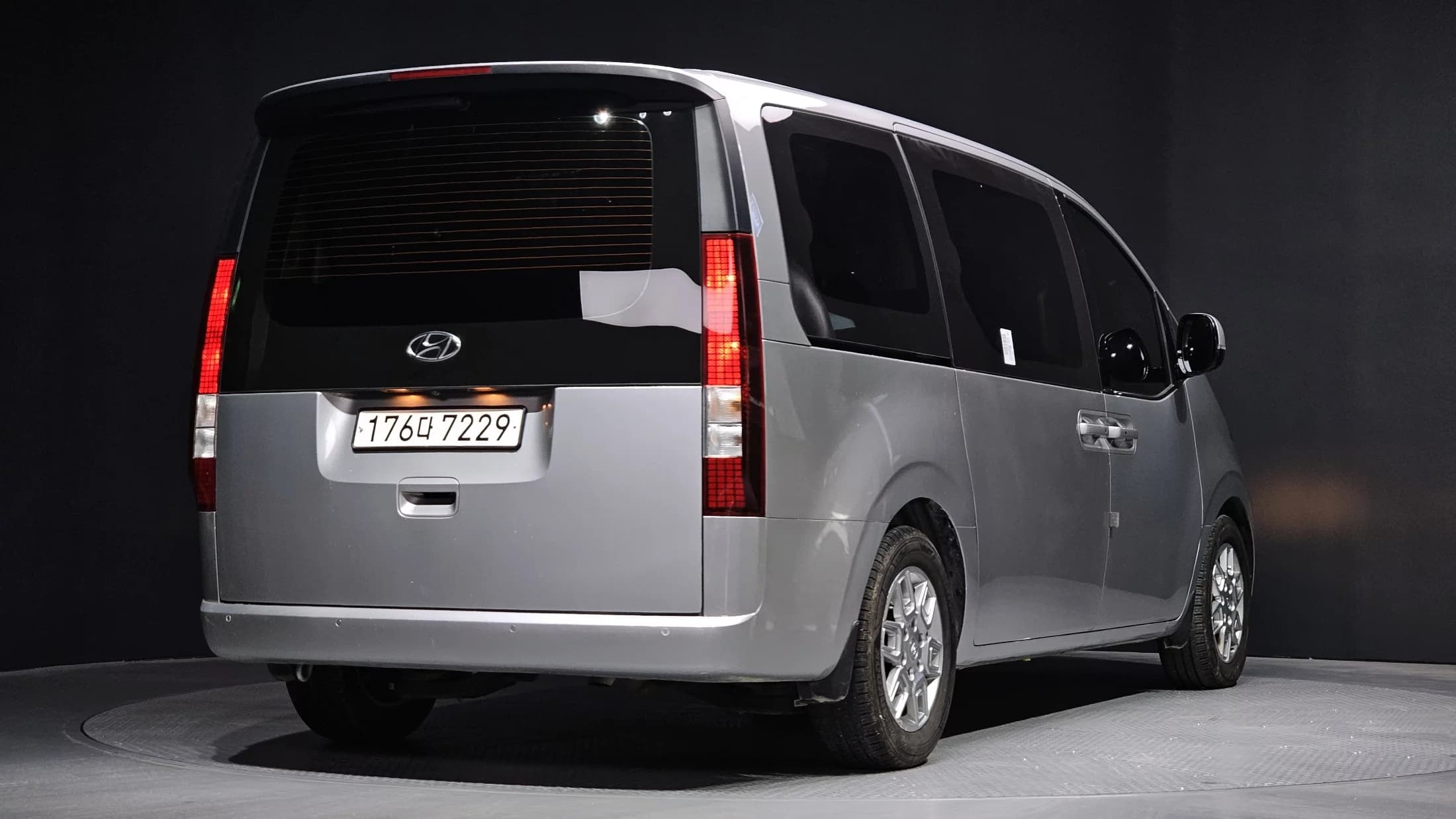 Hyundai Staria Tourer 9-Seater Modern, 2023 г. 143523 км. — фото 2