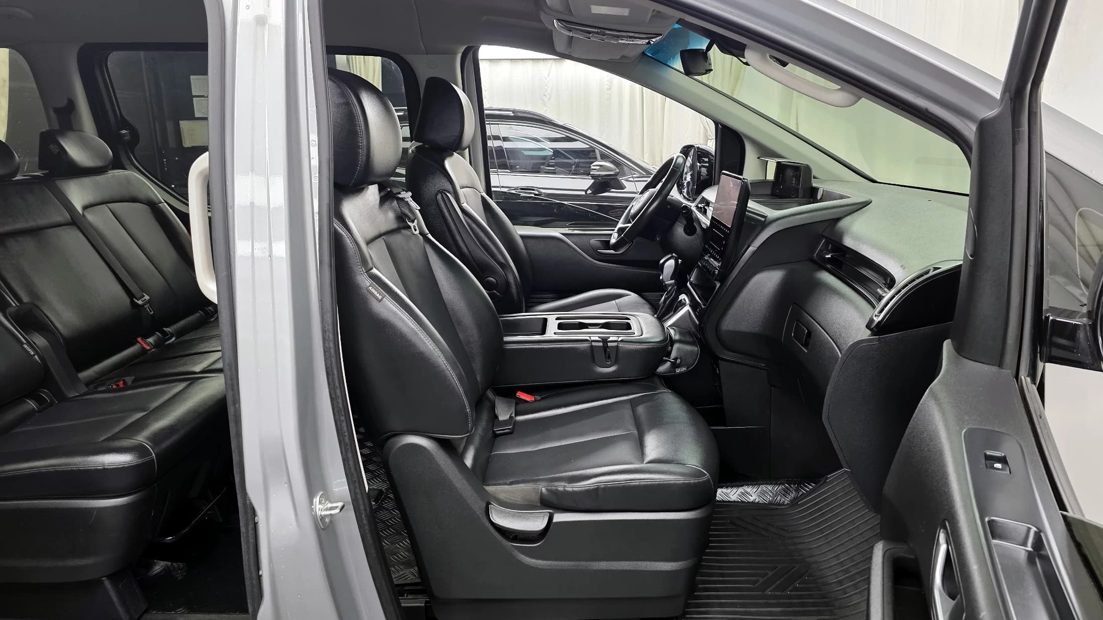 Hyundai Staria Tourer 9-Seater Modern, 2023 г. 143523 км. — фото 11