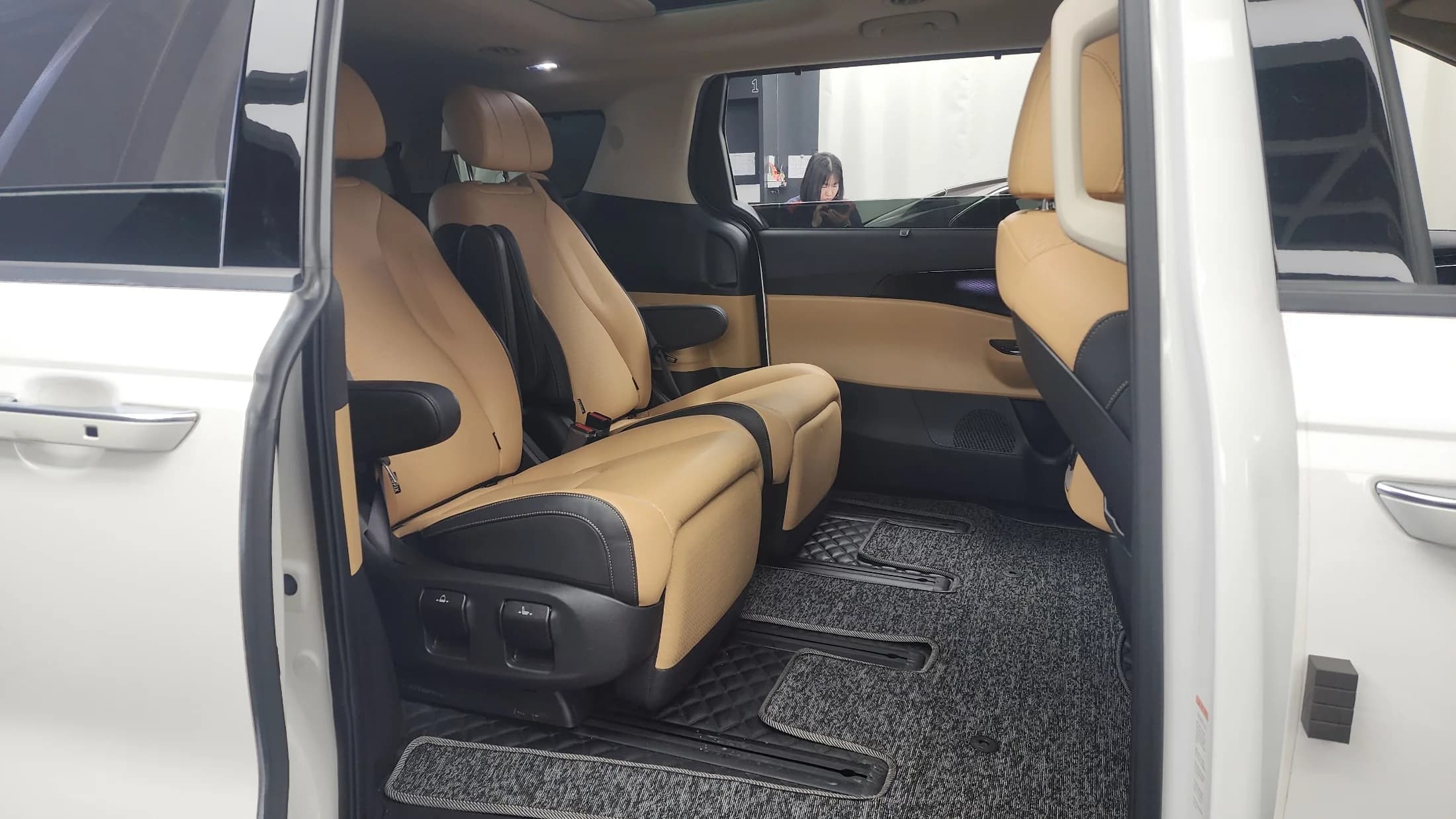 Kia Carnival 7-Seater Signature, 2022 г. 47172 км. — фото 12