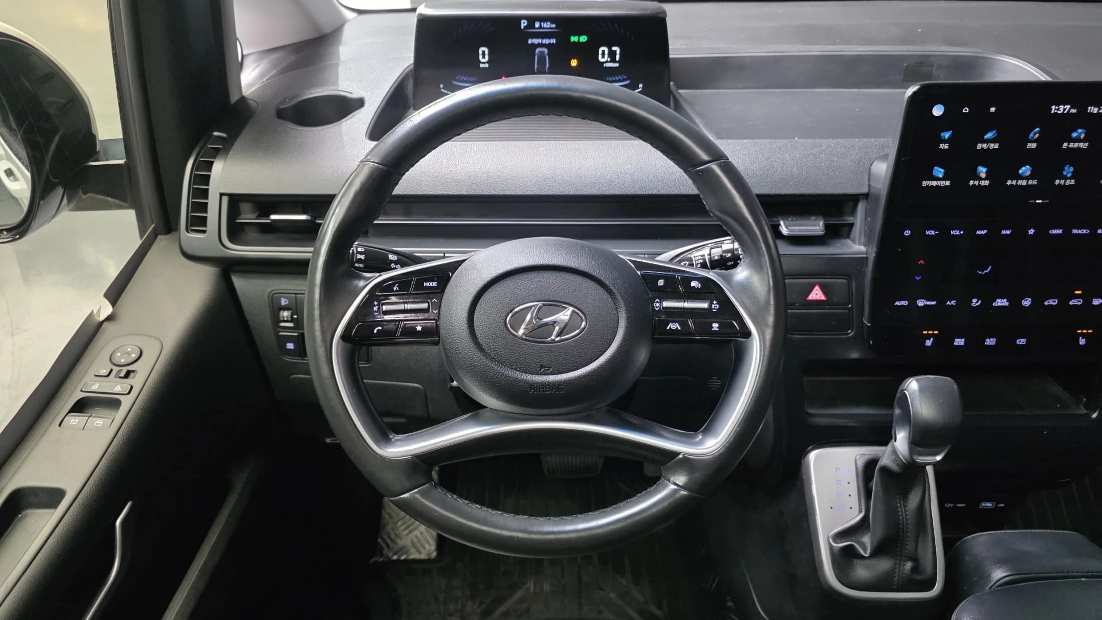 Hyundai Staria 4WD Tourer 11-Seater Modern, 2022 г. 71675 км. — фото 13