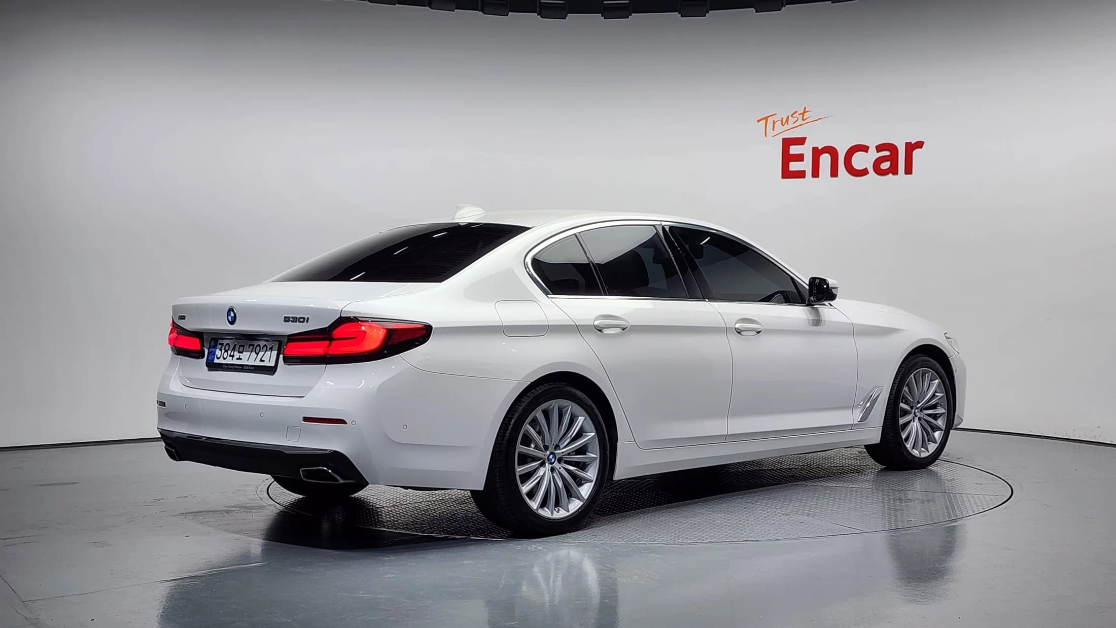 BMW 5-Series 530i xDrive Luxury, 2023 г. 63056 км. — фото 2