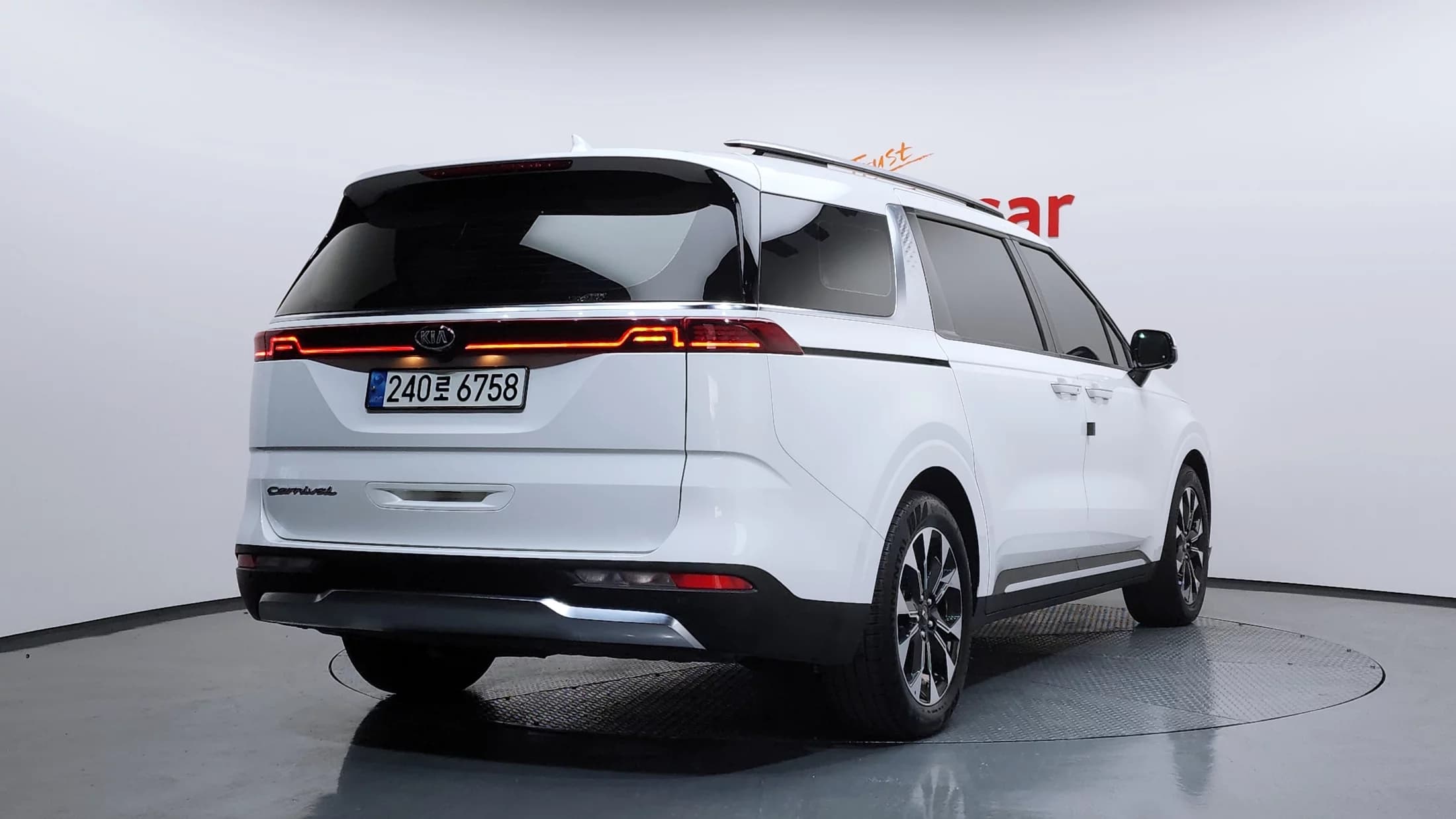 Kia Carnival 9-Seater Signature, 2021 г. 93234 км. — фото 2