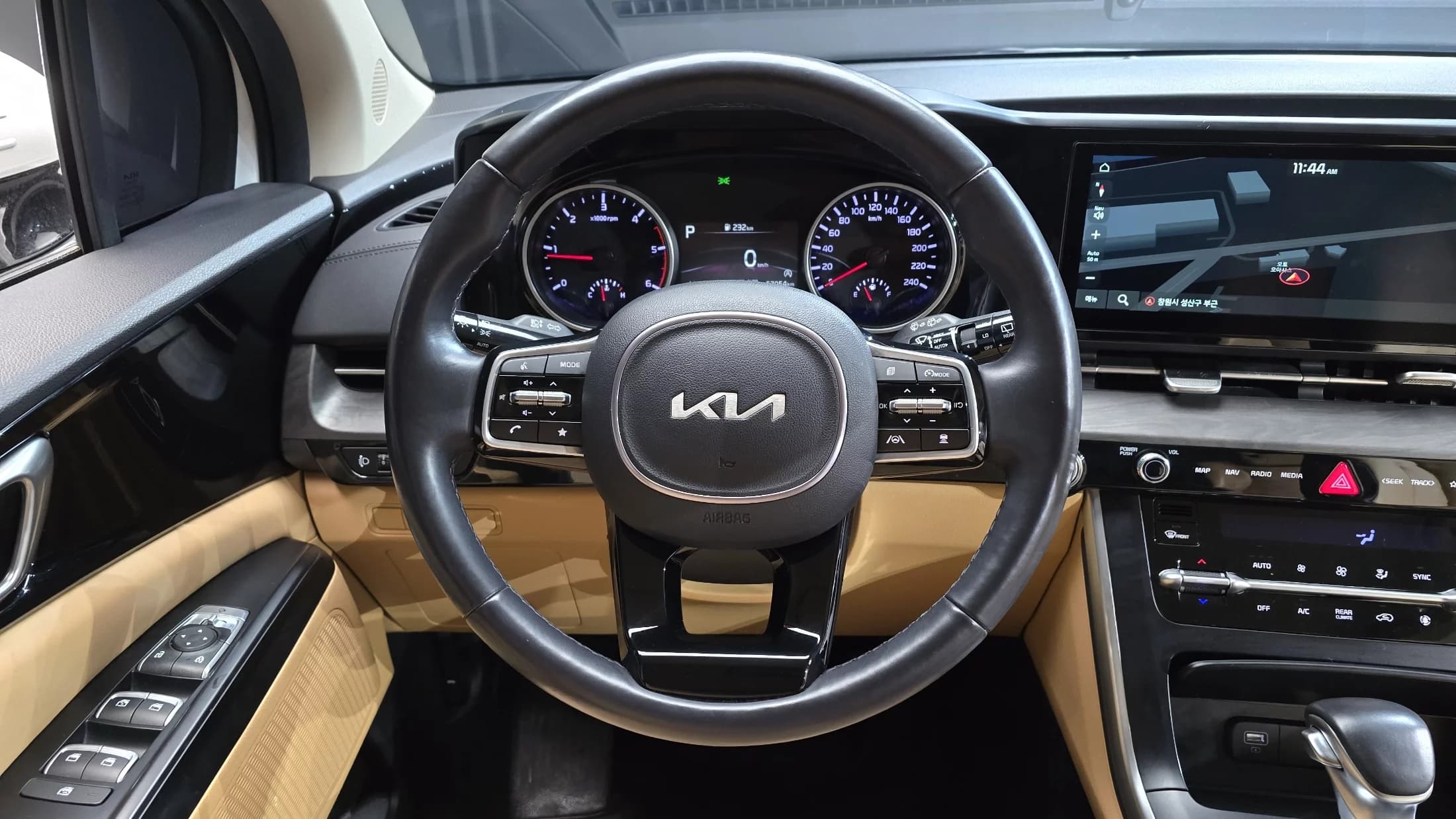 Kia Carnival 9-Seater Prestige, 2023 г. 57164 км. — фото 13