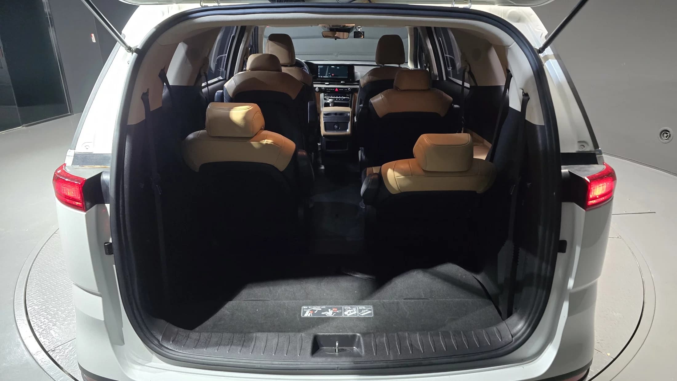Kia Carnival 9-Seater Prestige, 2023 г. 57164 км. — фото 20