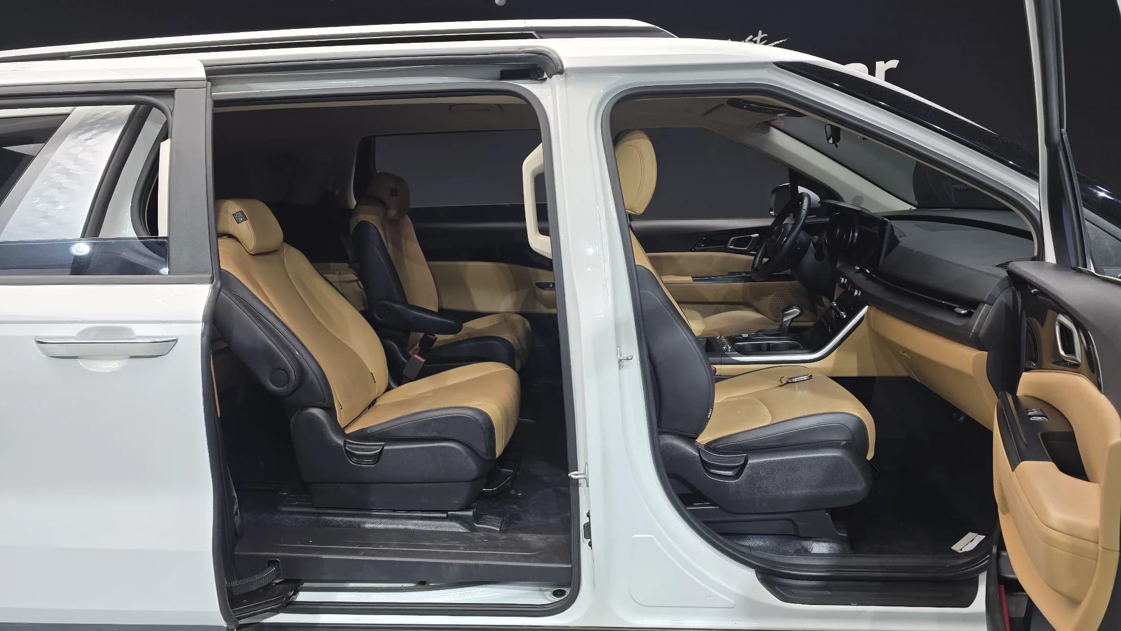 Kia Carnival 9-Seater Prestige, 2023 г. 57164 км. — фото 10