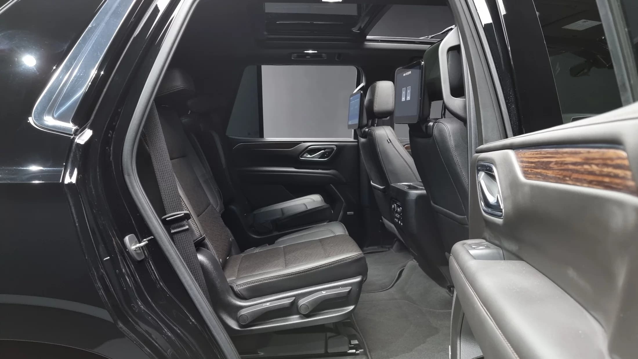 Daewoo Tahoe 6.2 High Country 4WD, 2022 г. 25761 км. — фото 12