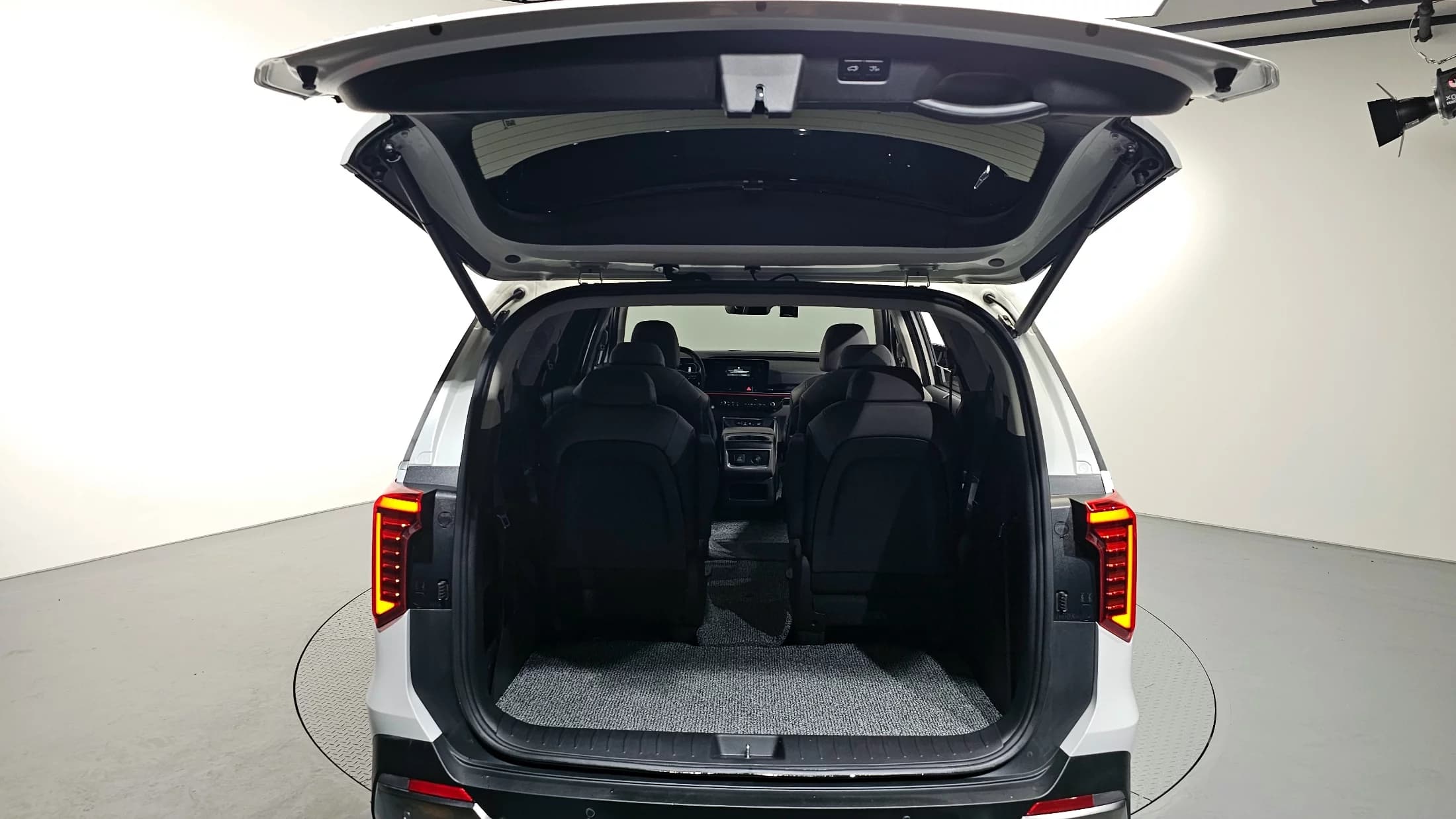 Kia Carnival 9-Seater Signature, 2025 г. 20777 км. — фото 19
