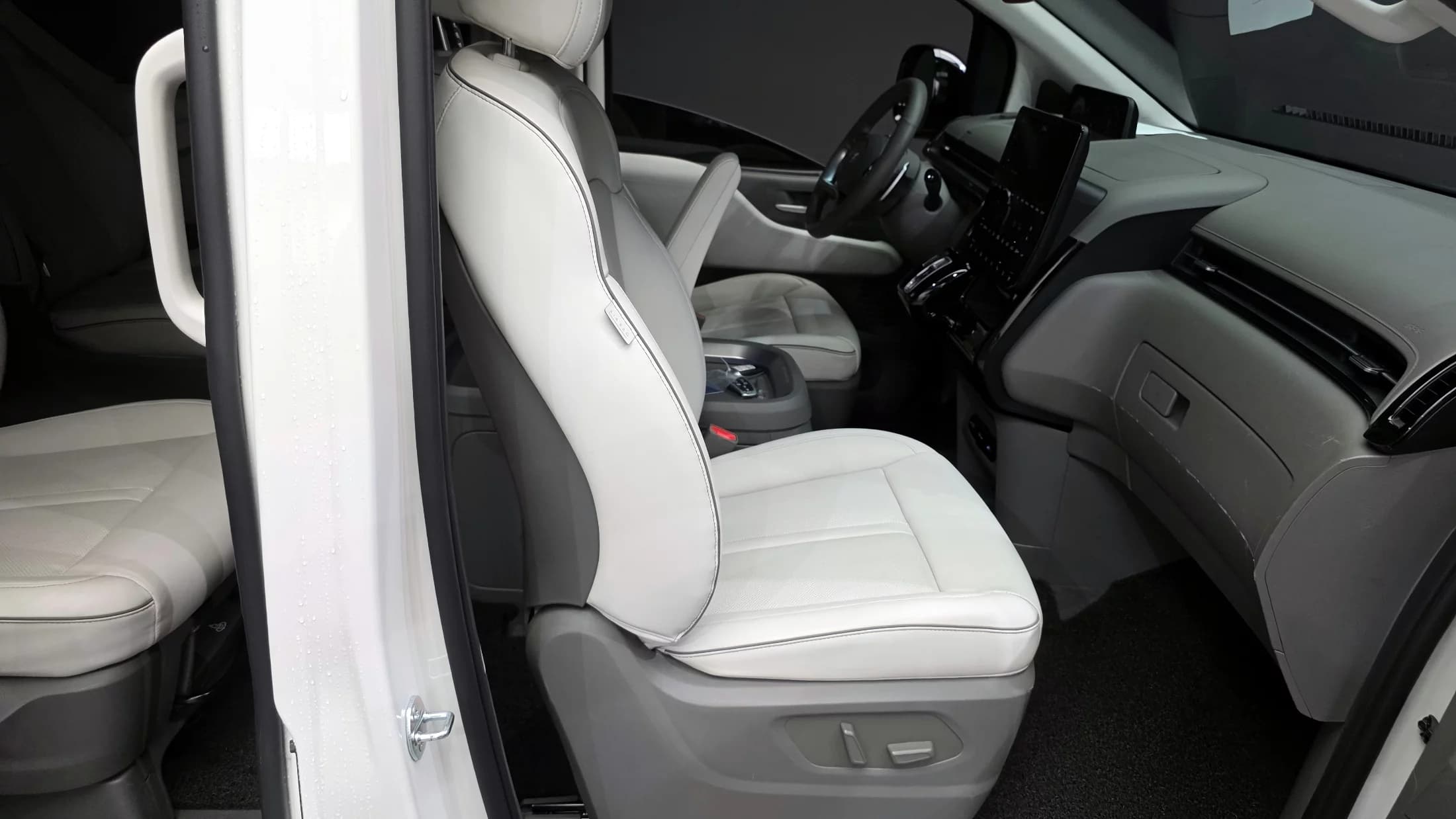 Hyundai Staria L3.5 Lounge 9-Seater Inspiration, 2023 г. 69863 км. — фото 12