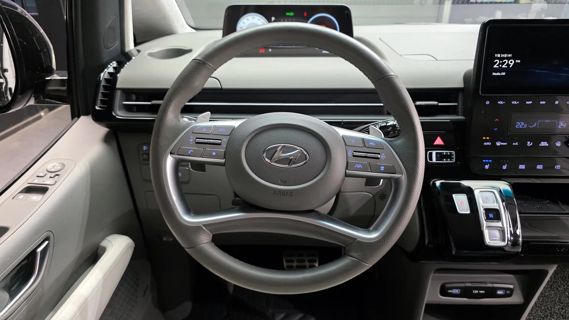 Hyundai Staria L3.5 Lounge 9-Seater Inspiration, 2023 г. 69863 км. — фото 13