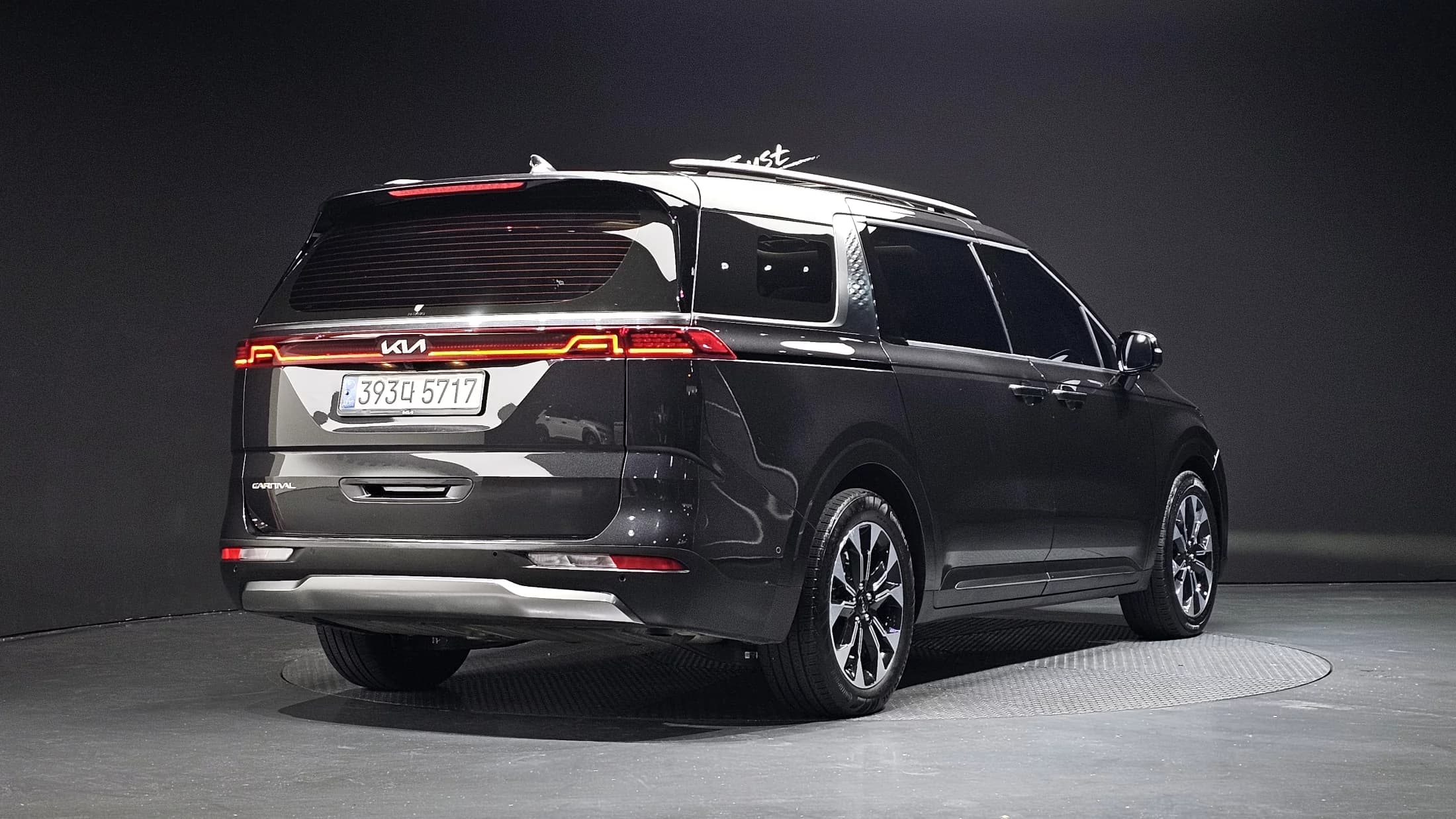 Kia Carnival 9-Seater Signature, 2023 г. 61699 км. — фото 2