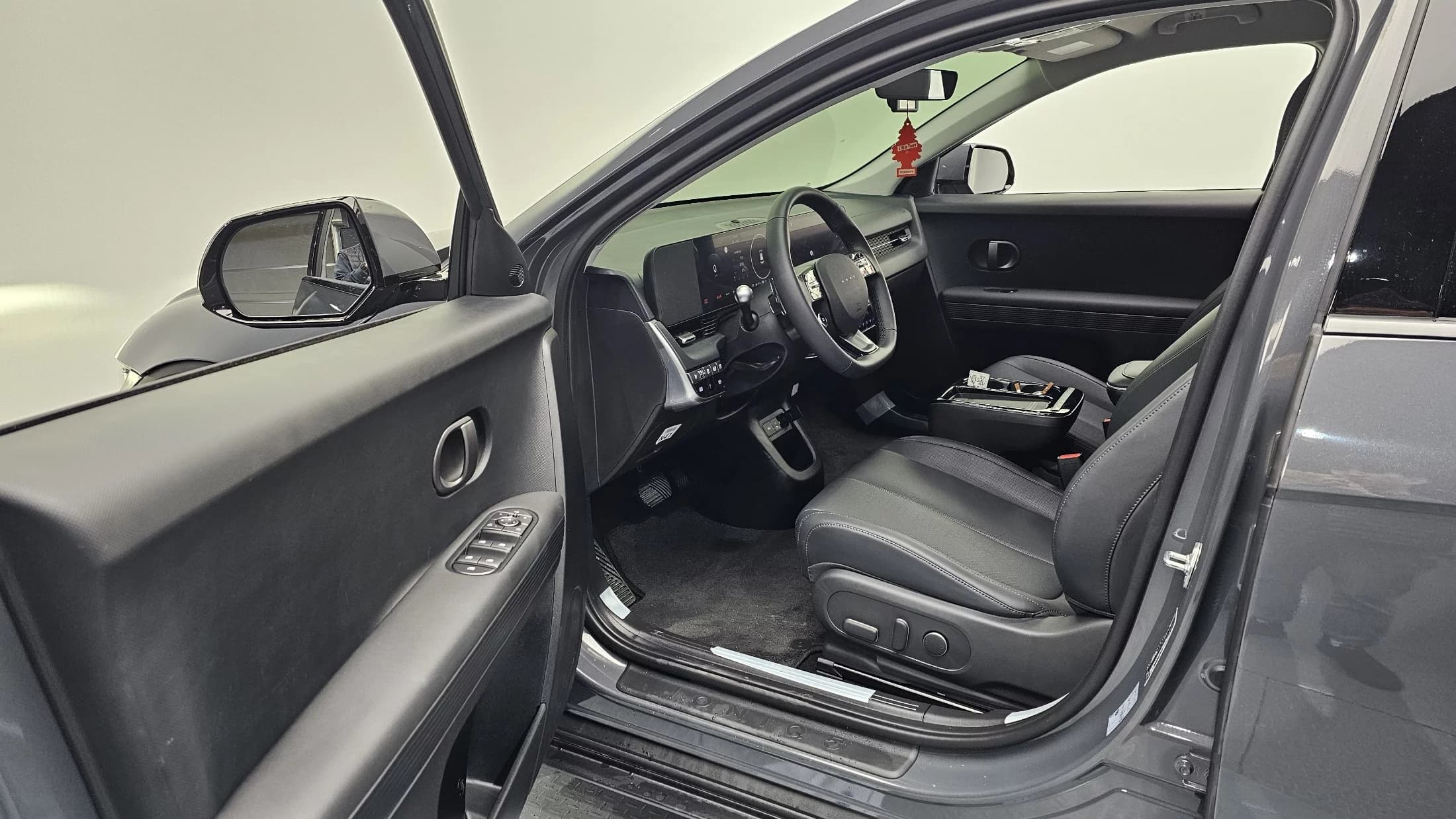 Hyundai Ioniq 5 Standard Exclusive, электромобиль, 2025 г. 5511 км. — фото 10
