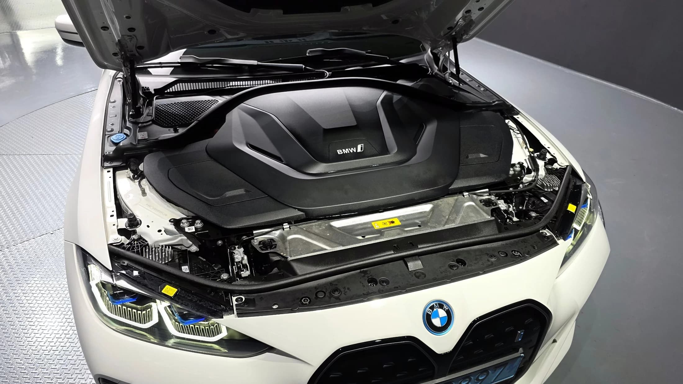 BMW i4 eDrive40 M Sports Pro, электромобиль, 2023 г. 45635 км. — фото 6